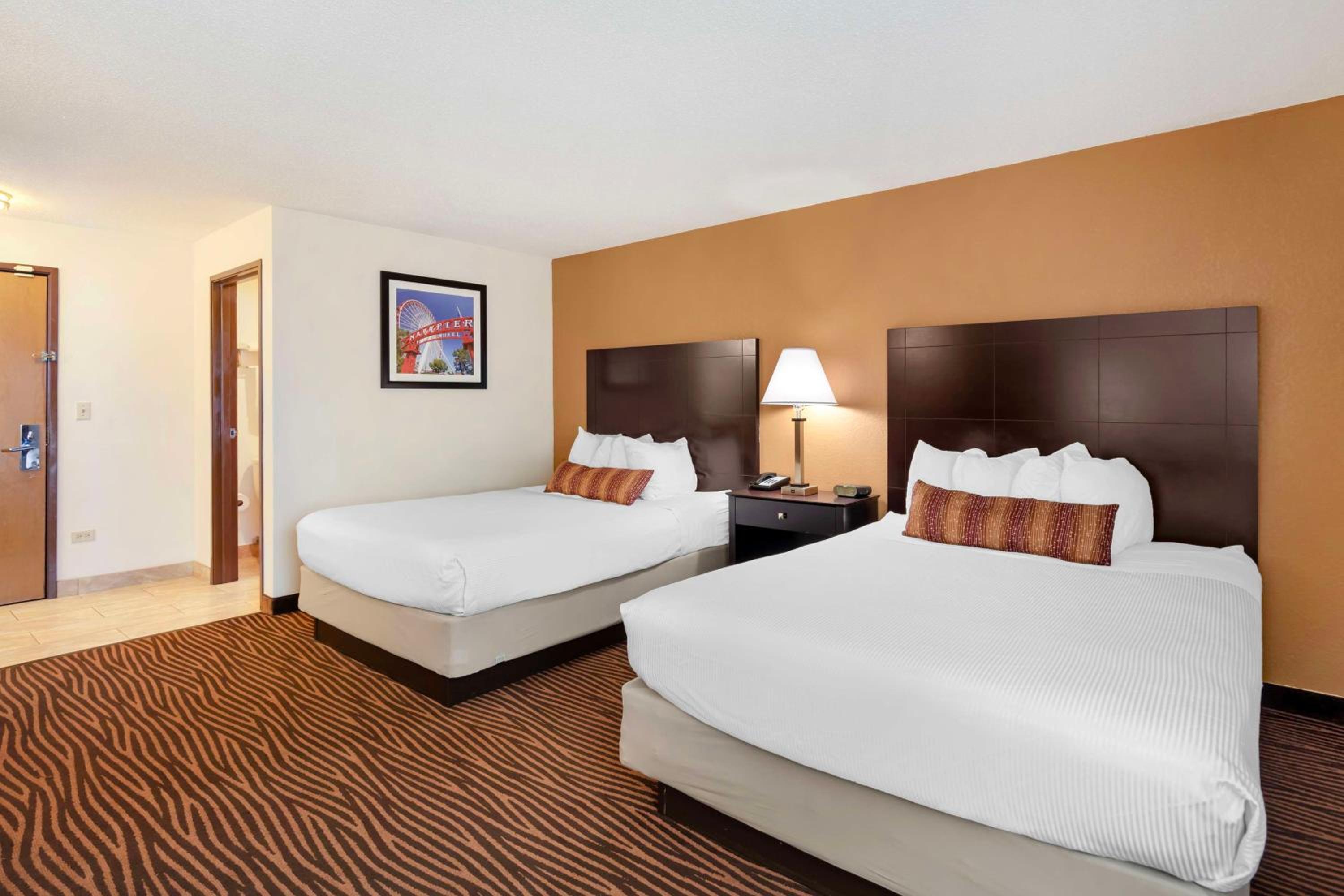 Queen Room with Two Queen Beds - Non-Smoking - Photo 3