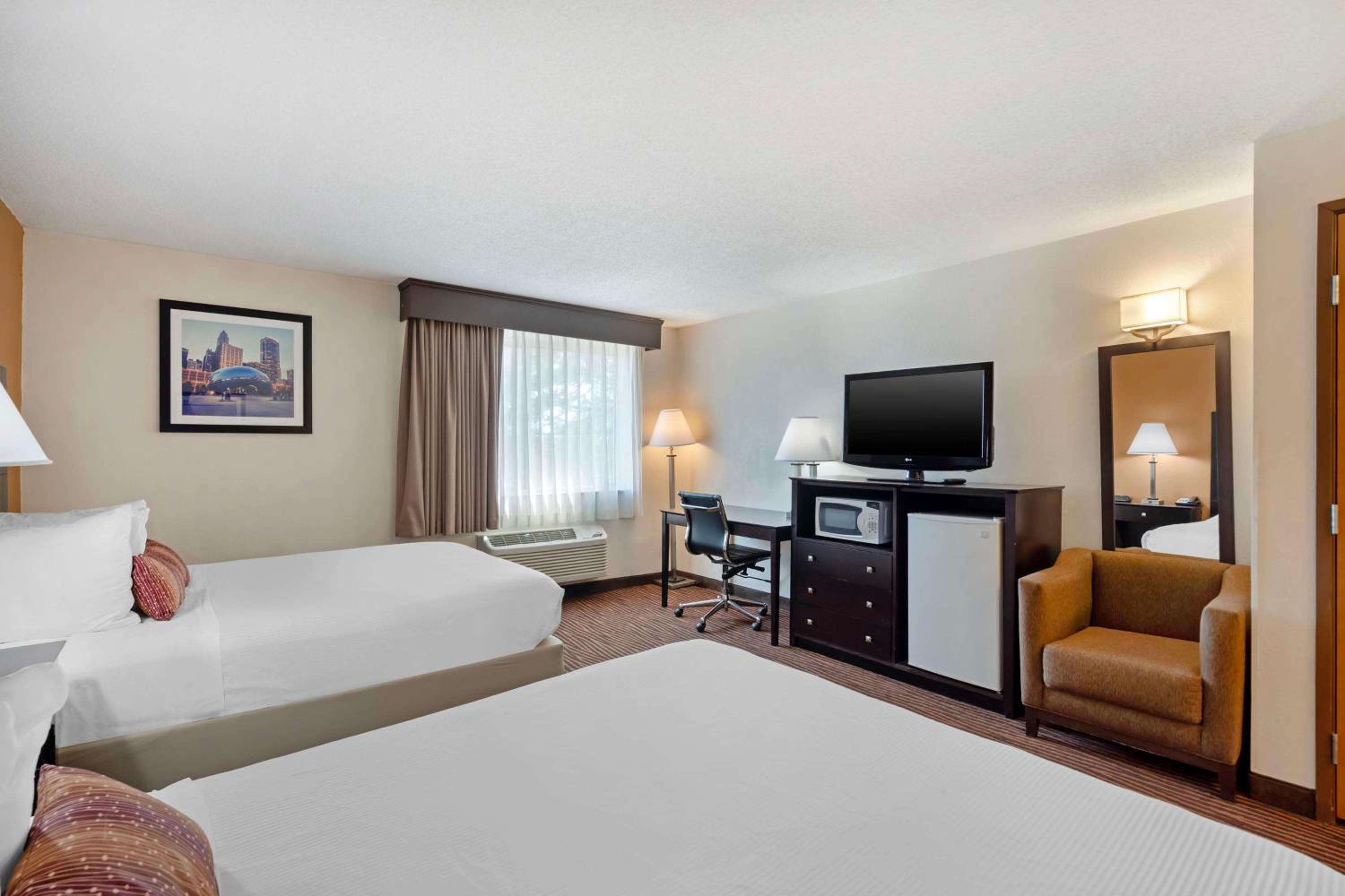 Queen Room with Two Queen Beds - Non-Smoking - Photo 4