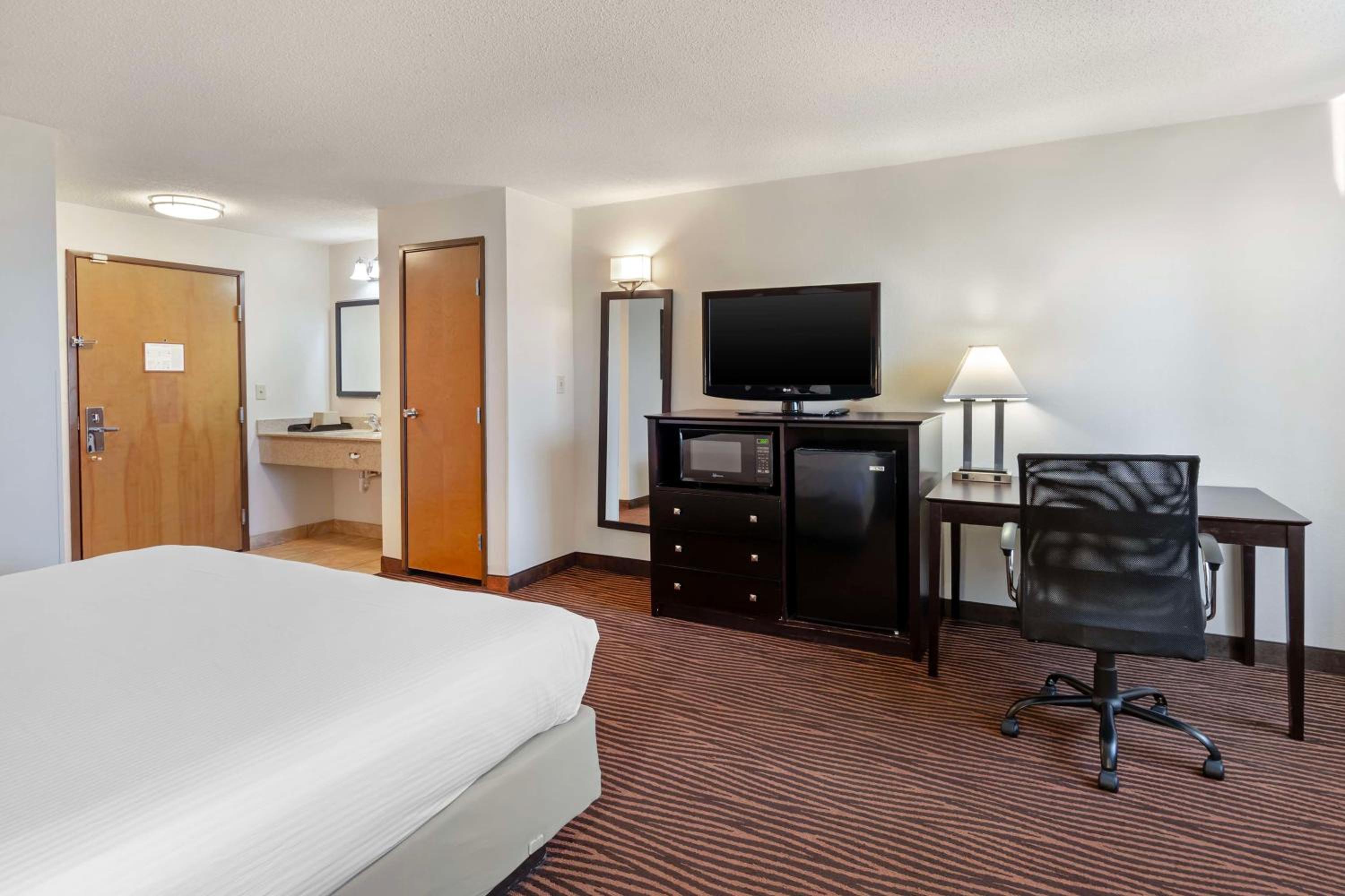 King Room - Non-Smoking - Photo 3