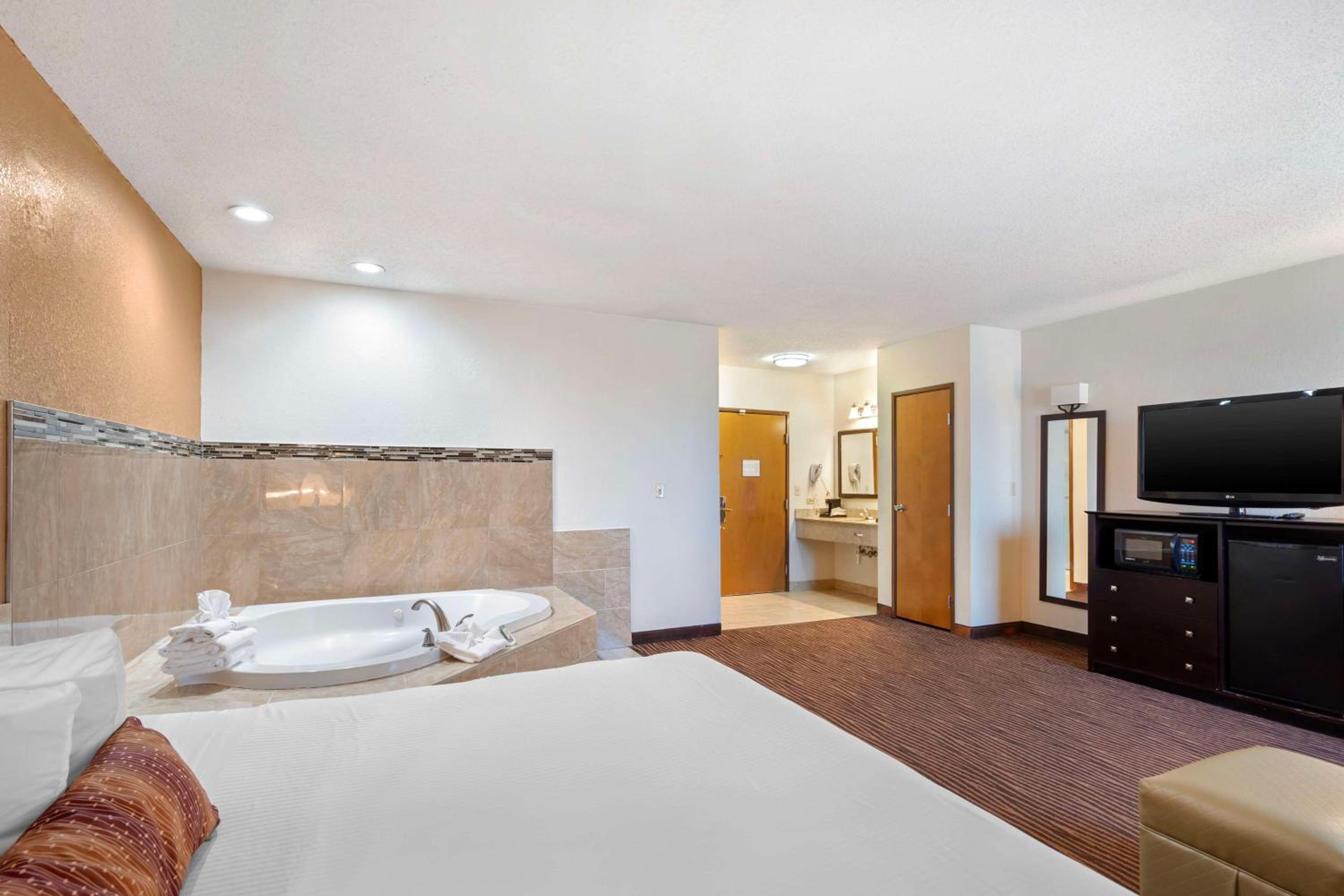 King Room with Hot Tub - Non-Smoking - Photo 4