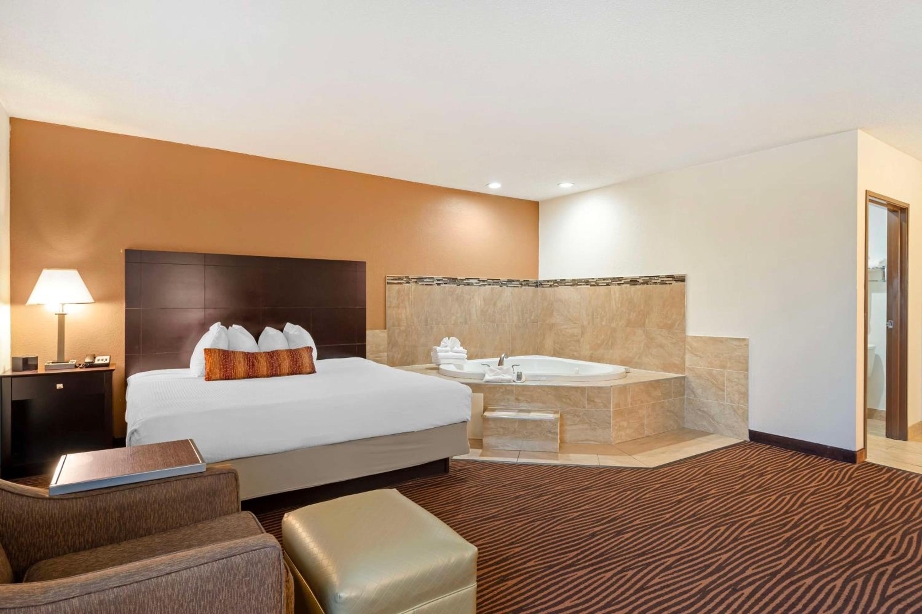 King Room with Hot Tub - Non-Smoking - Photo 3