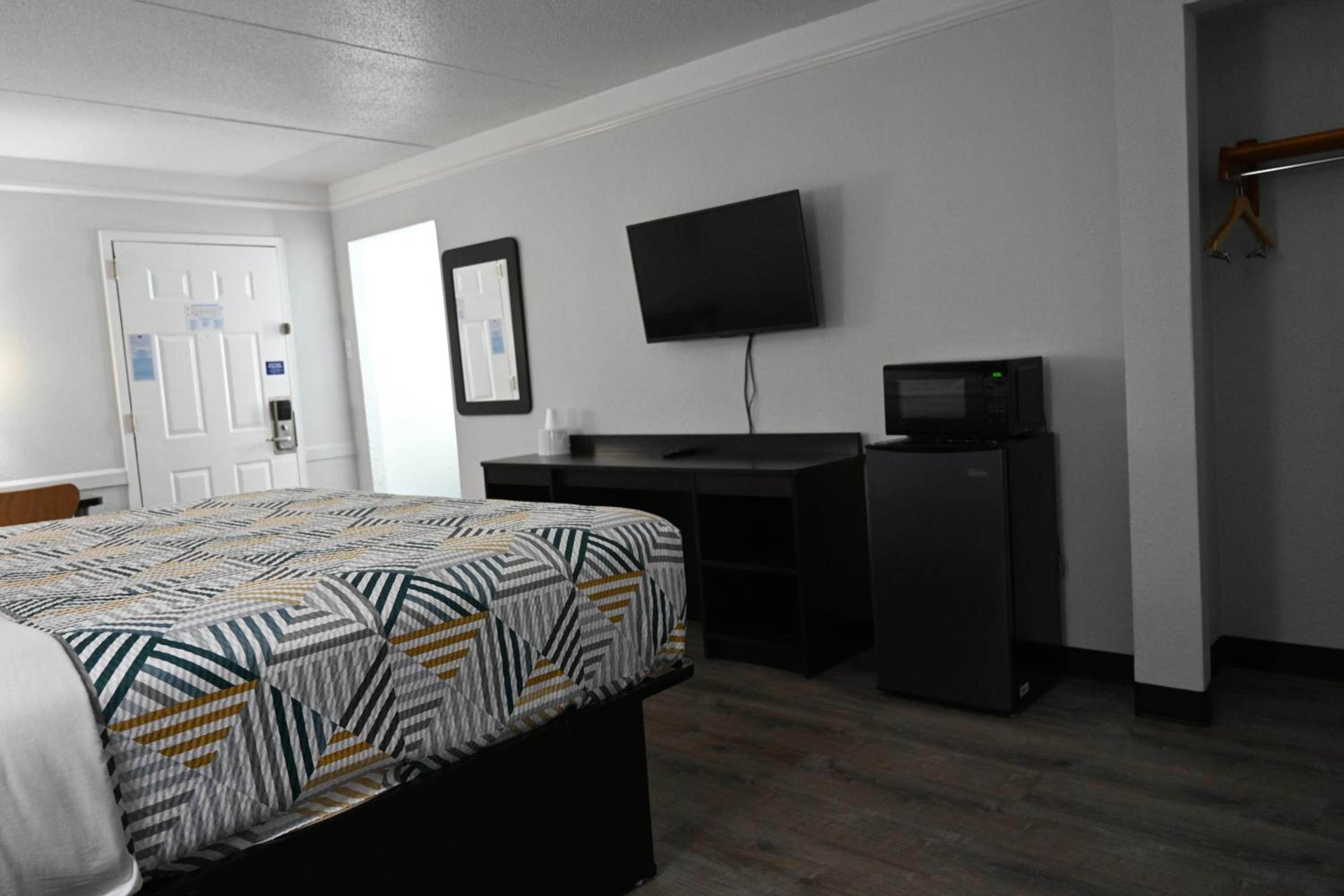 Deluxe King Room - Non-Smoking - Photo 5