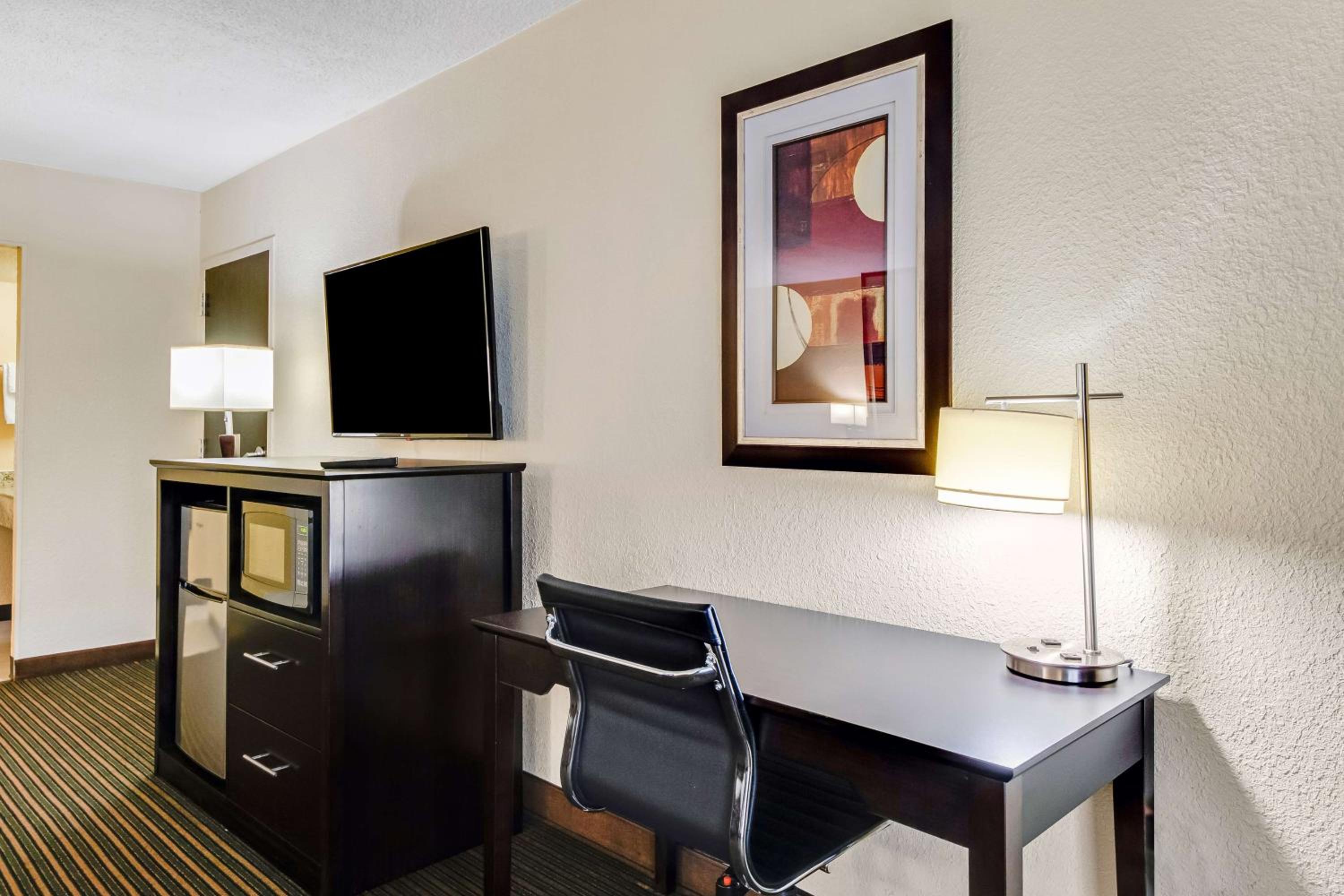 King Room - Non-Smoking - Photo 2