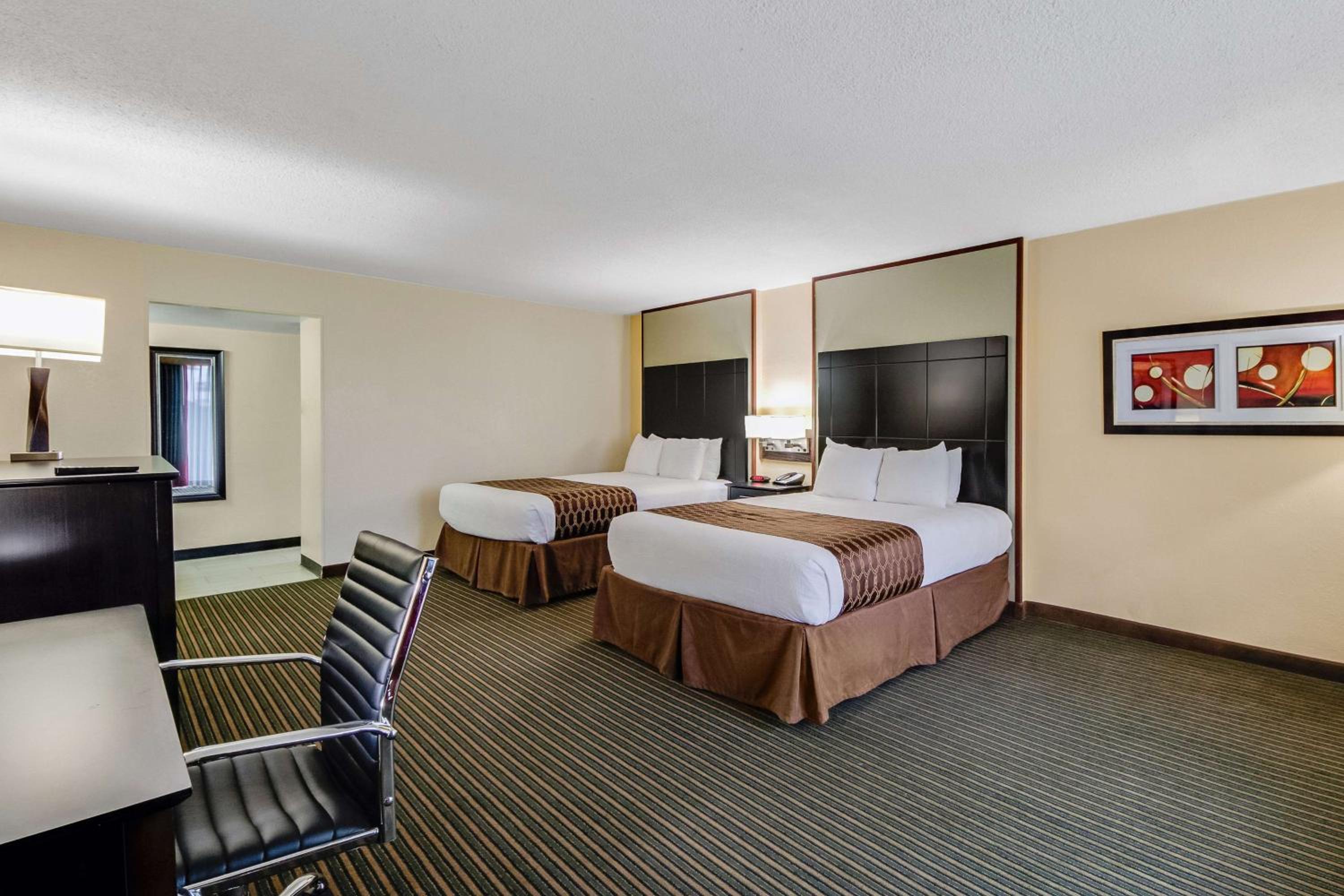 Queen Room with Two Queen Beds - Non-Smoking - Photo 1