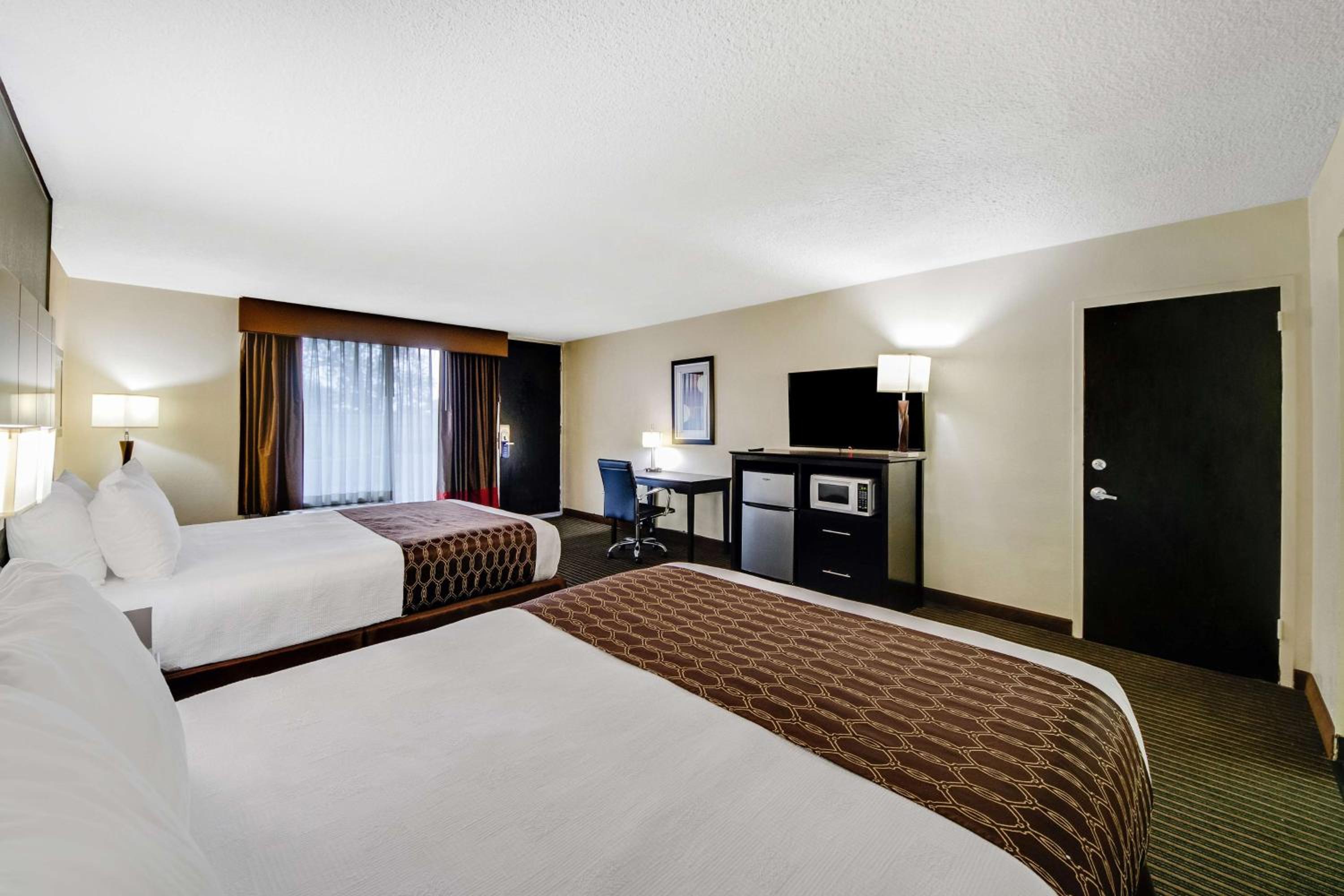Queen Room with Two Queen Beds - Non-Smoking - Photo 2