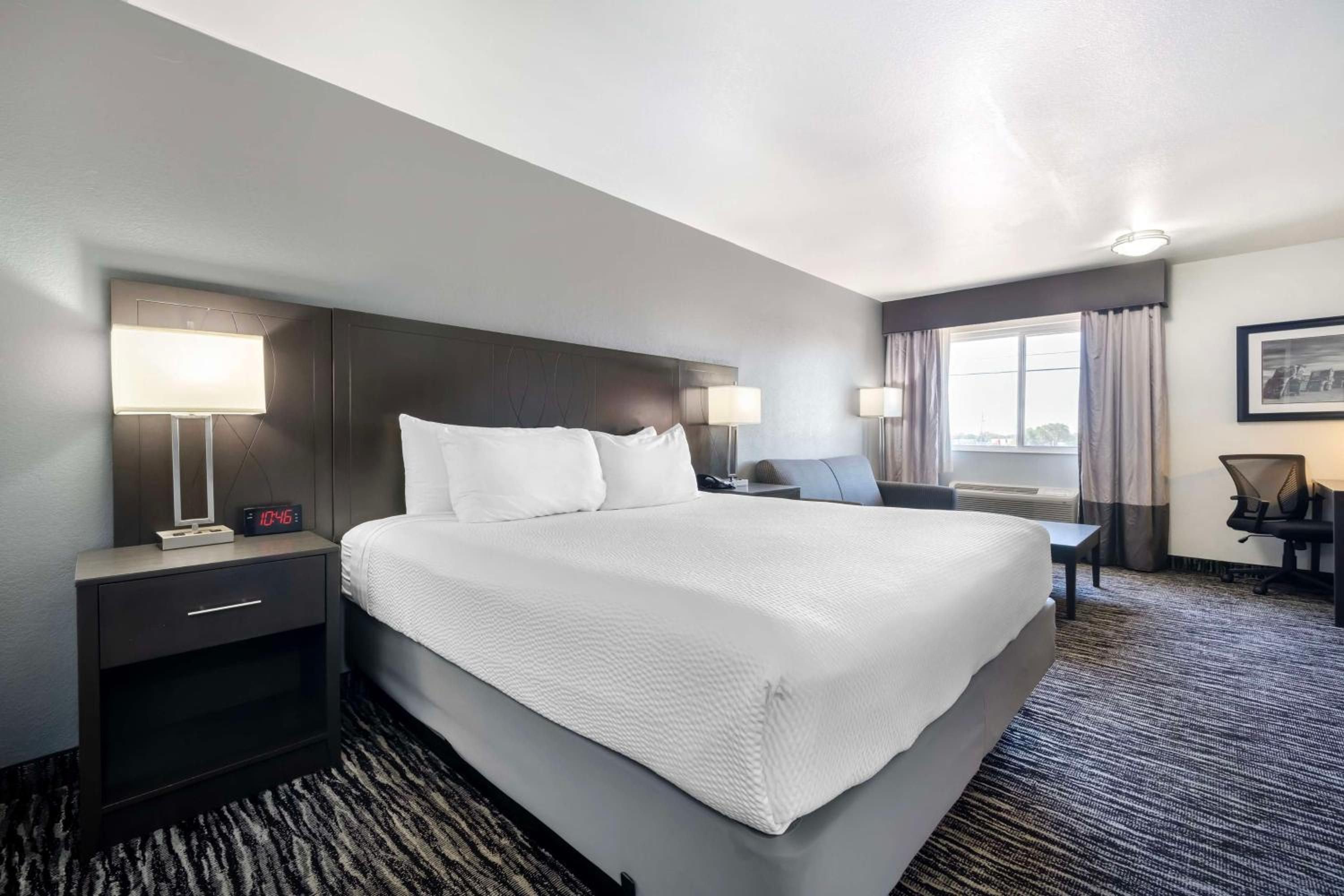 King Room - Non-Smoking - Photo 4