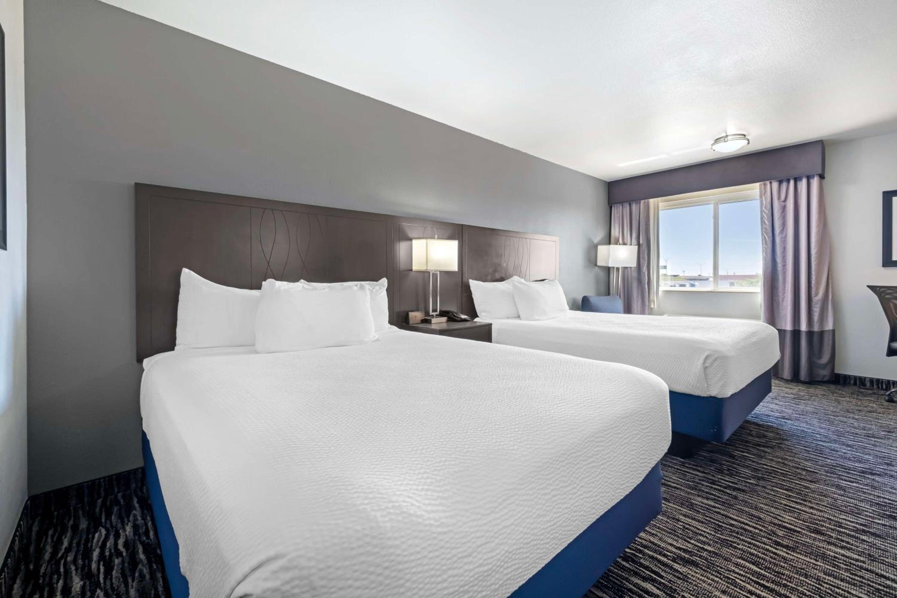 Queen Room with Two Queen Beds - Non-Smoking - Photo 4