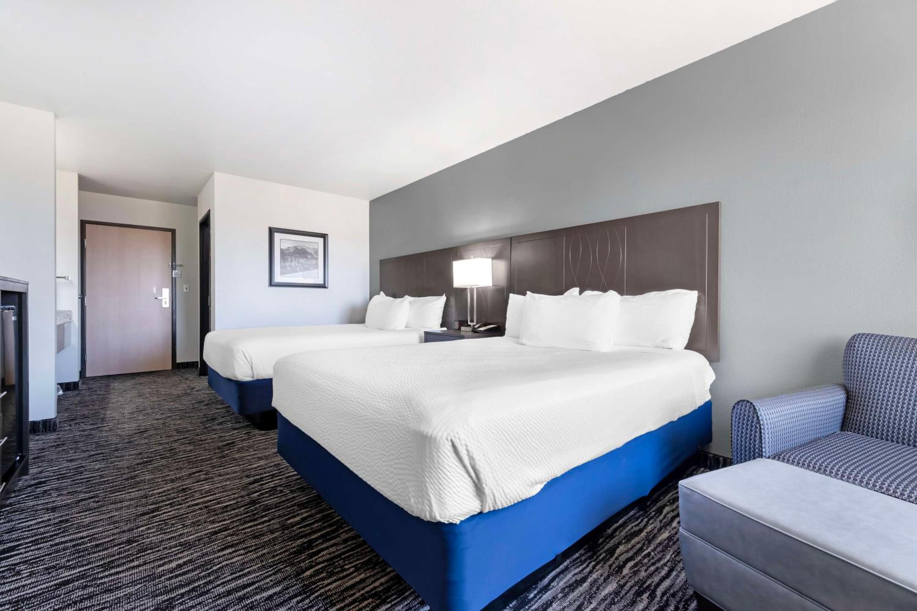Queen Room with Two Queen Beds - Non-Smoking - Photo 1