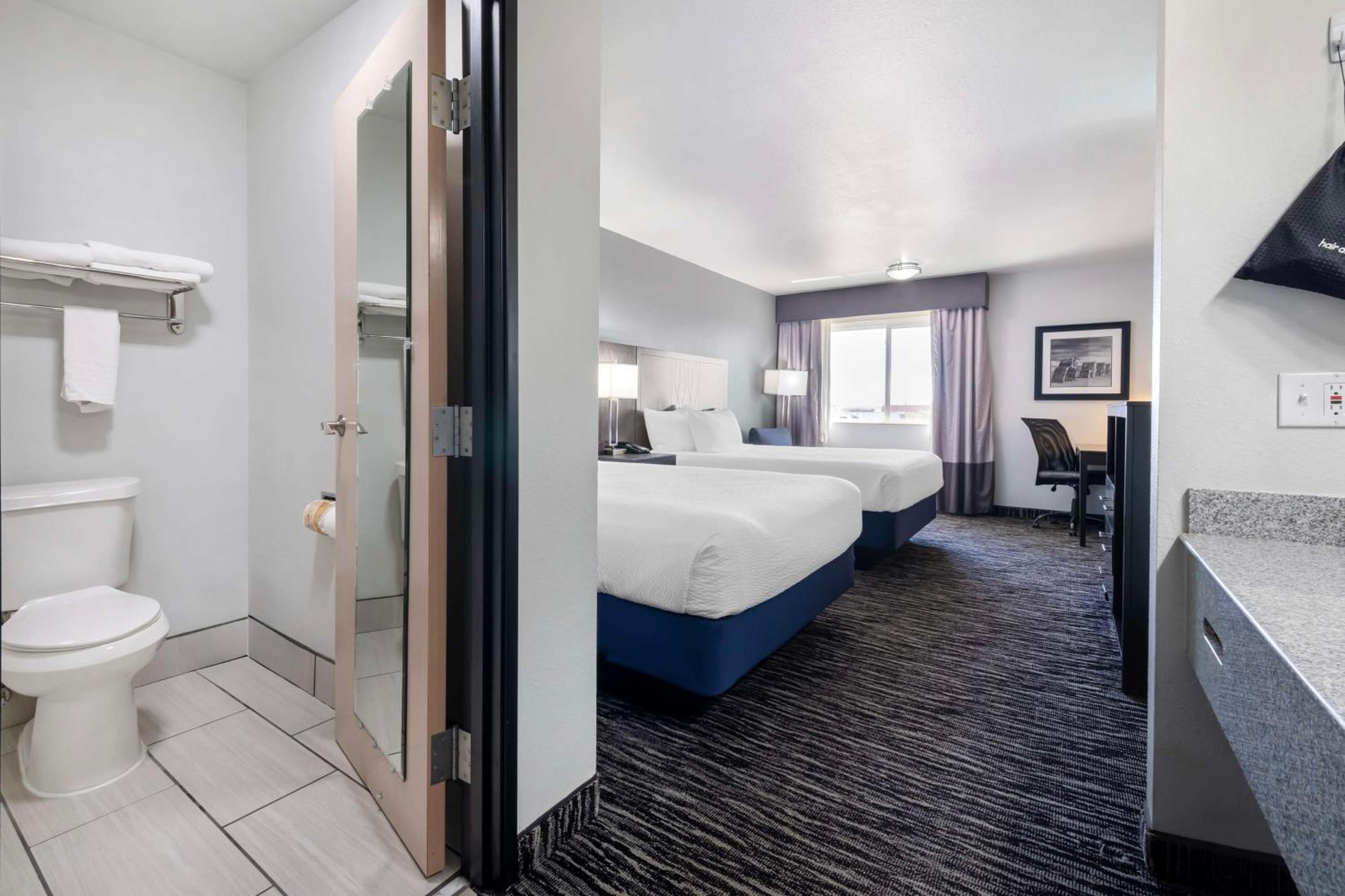 Queen Room with Two Queen Beds - Non-Smoking - Photo 2