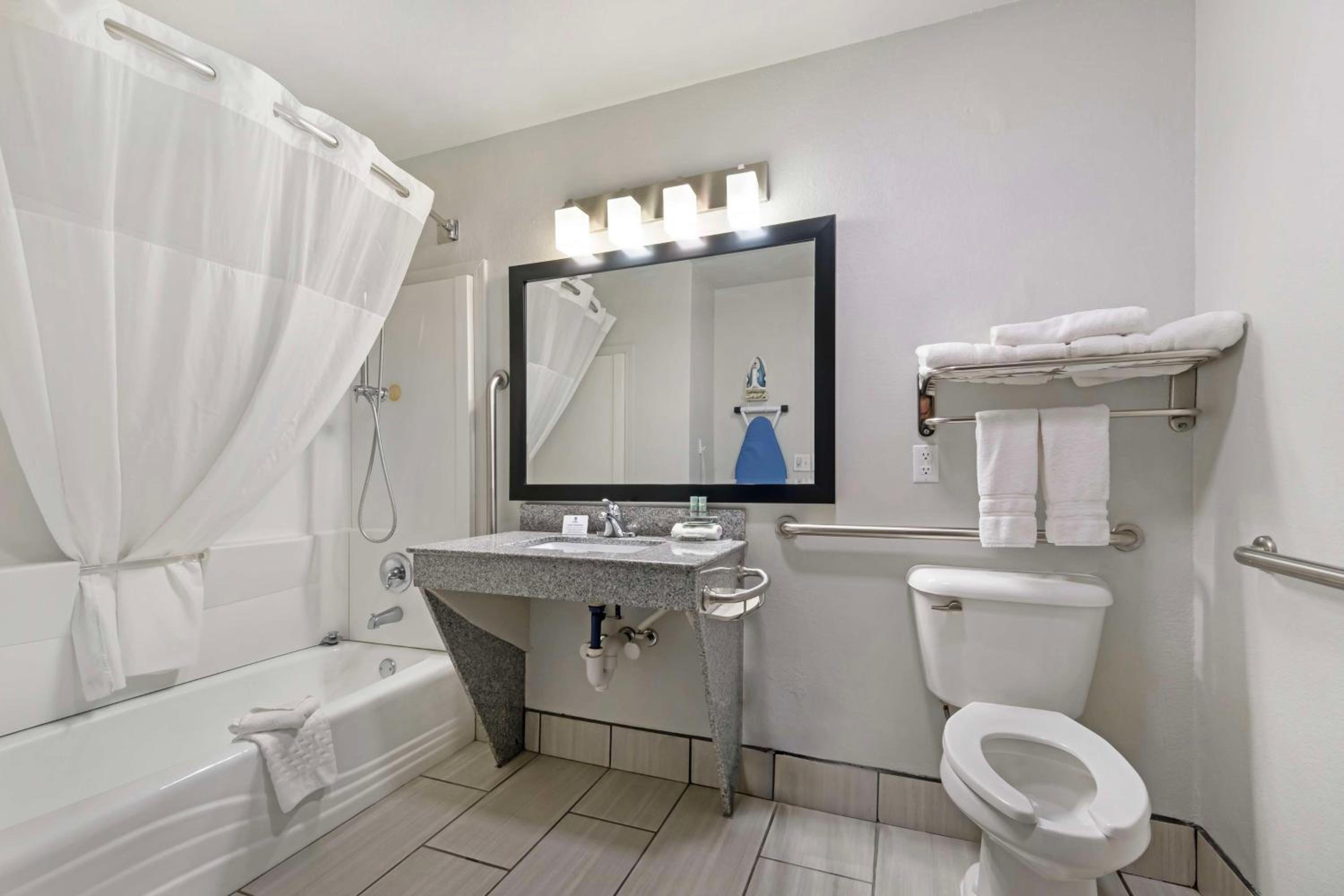 Queen Room - Disability Access/Non-Smoking - Photo 5