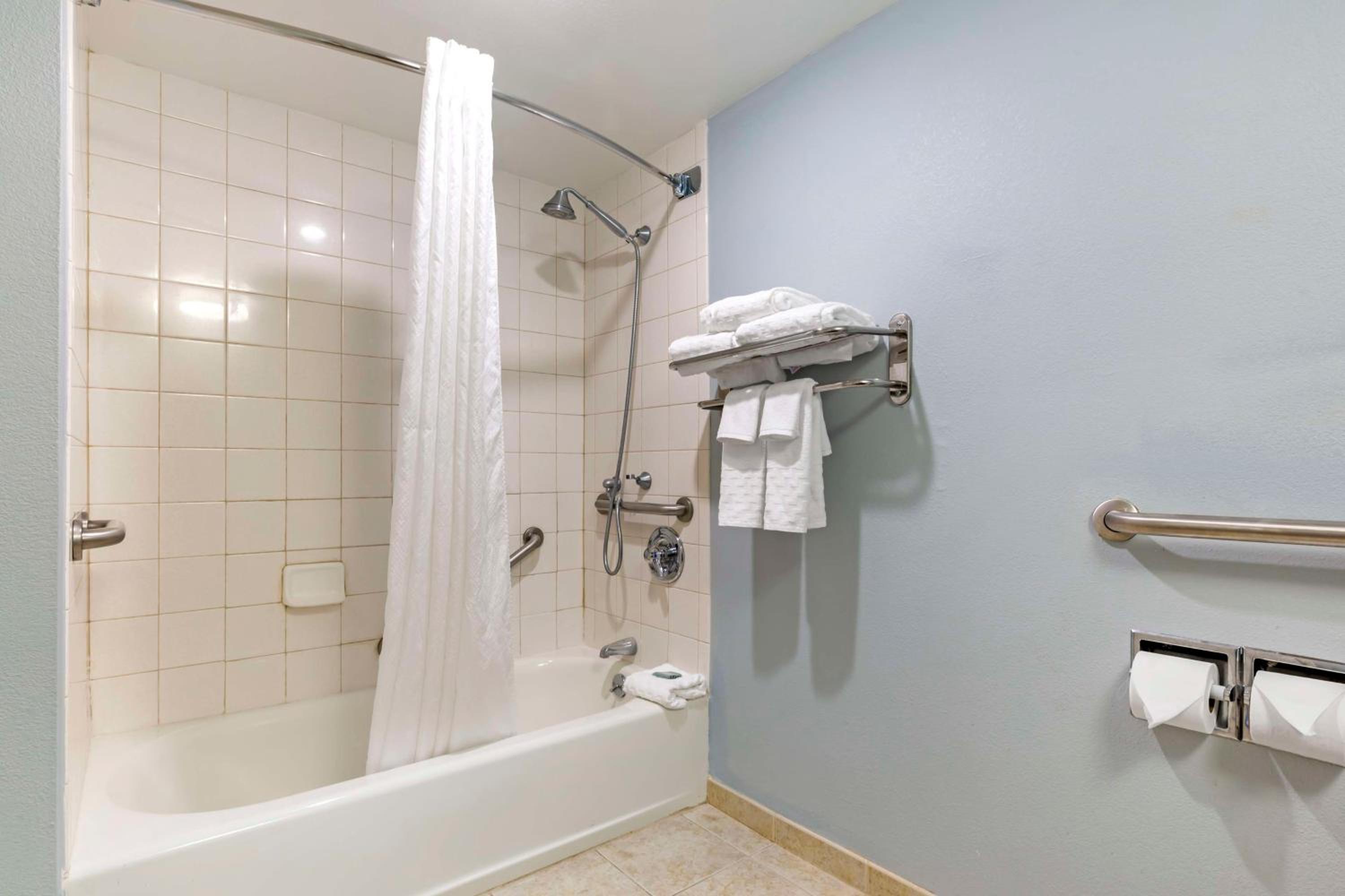 Queen Room with Bath Tub - Disability Access/Non-Smoking  - Photo 2