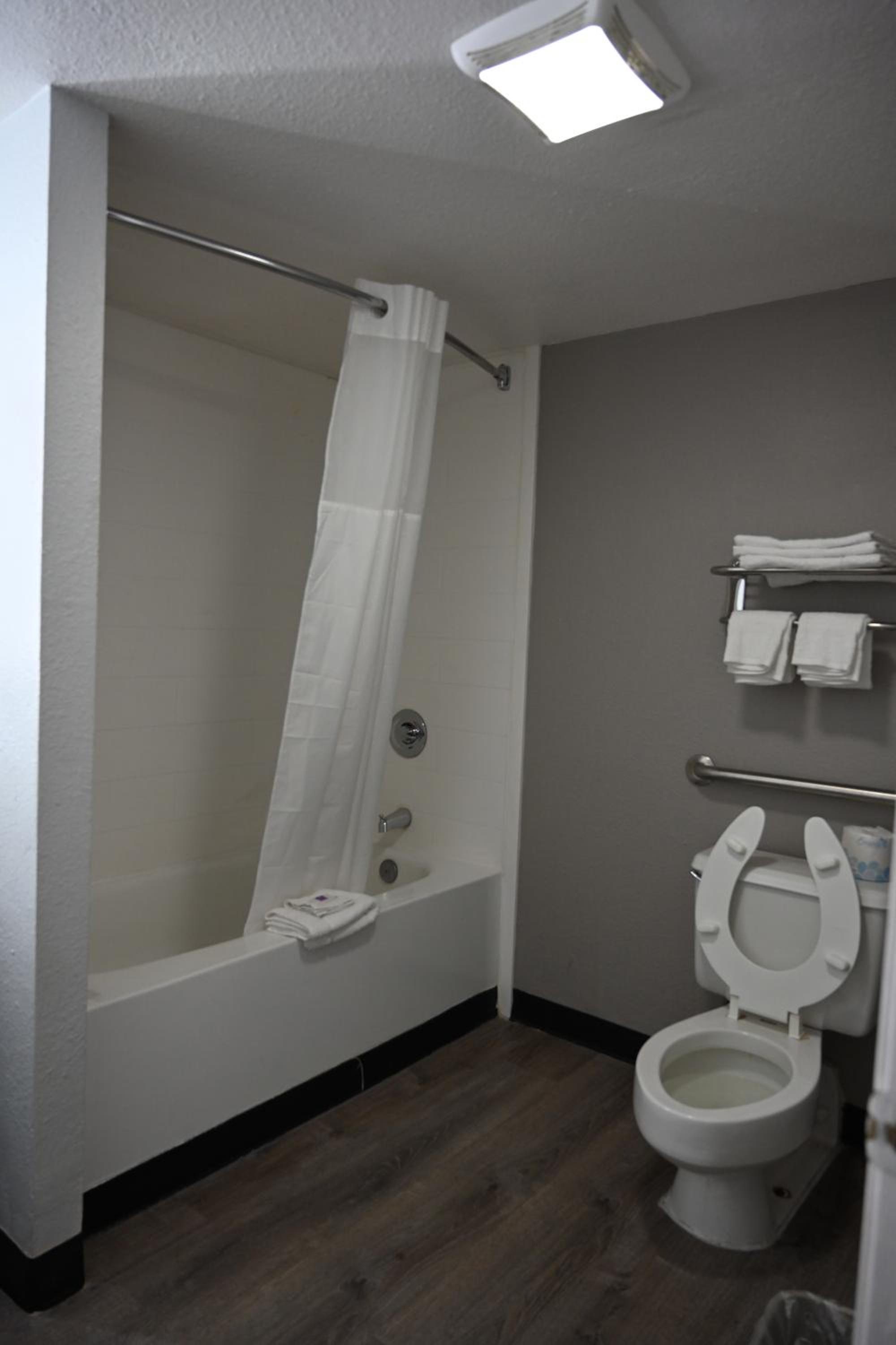 Quadruple Room - Disability Access - Photo 5