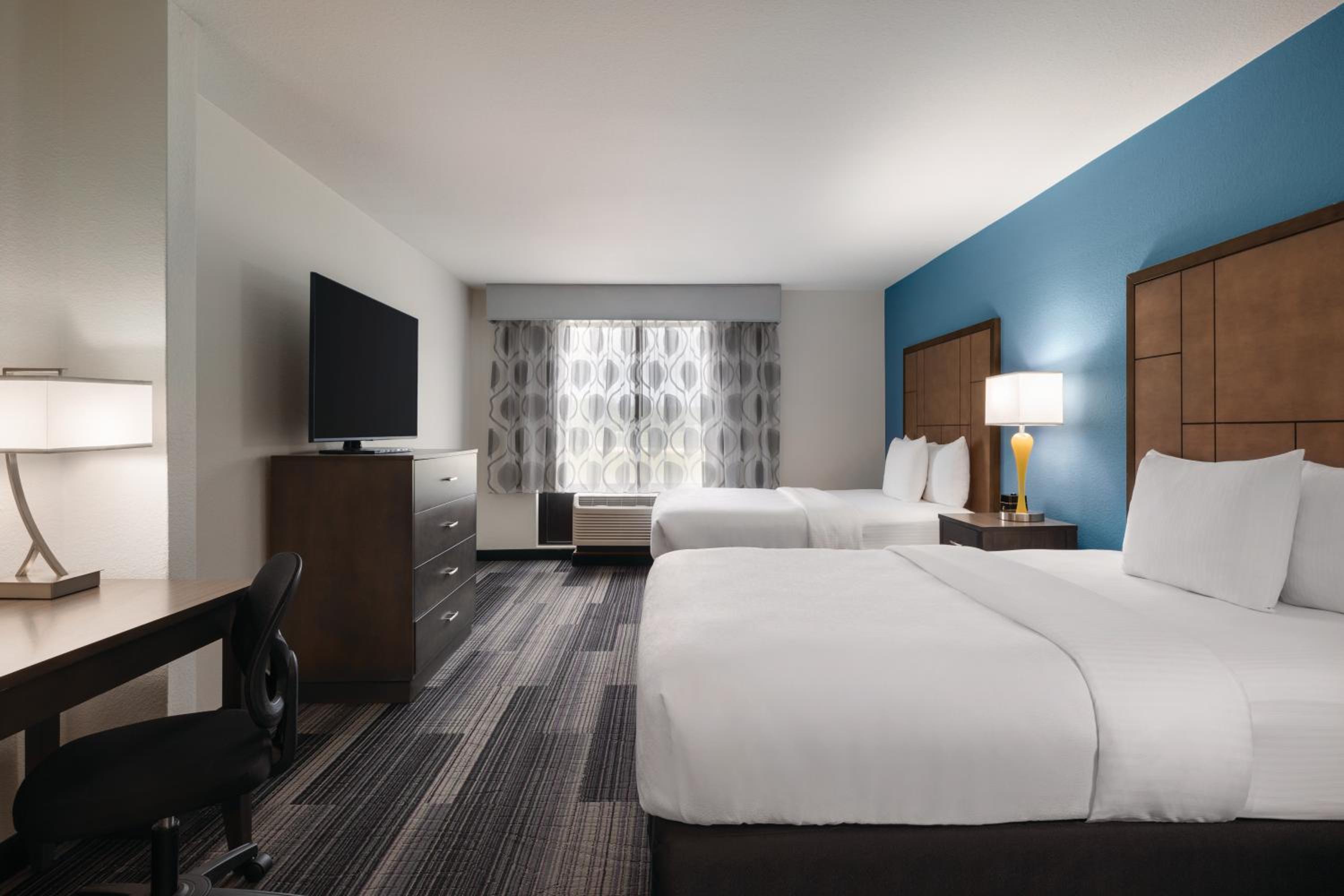 Deluxe Queen Room with Two Queen Beds - Photo 4