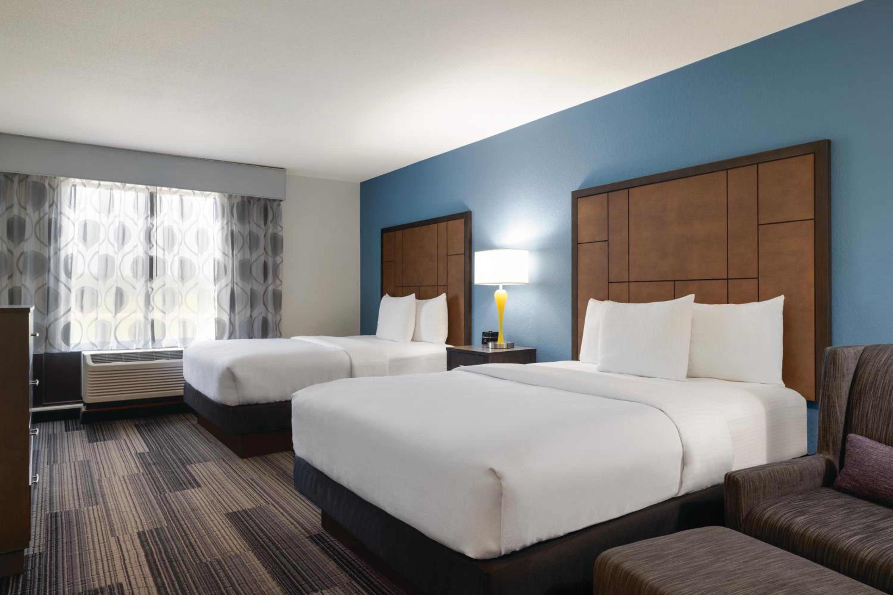 Deluxe Queen Room with Two Queen Beds - Photo 3