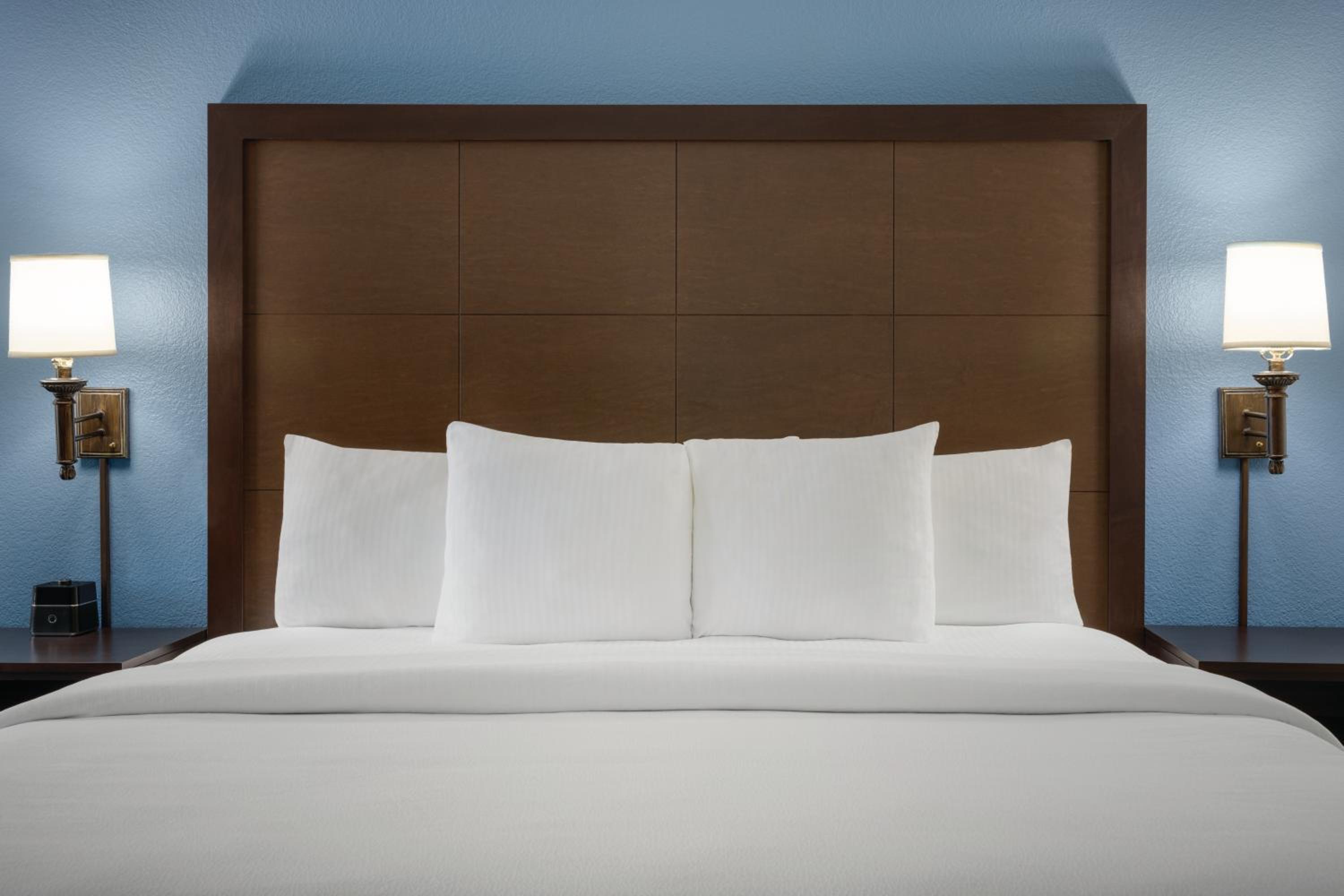 King Room with Sofa Bed - Photo 4