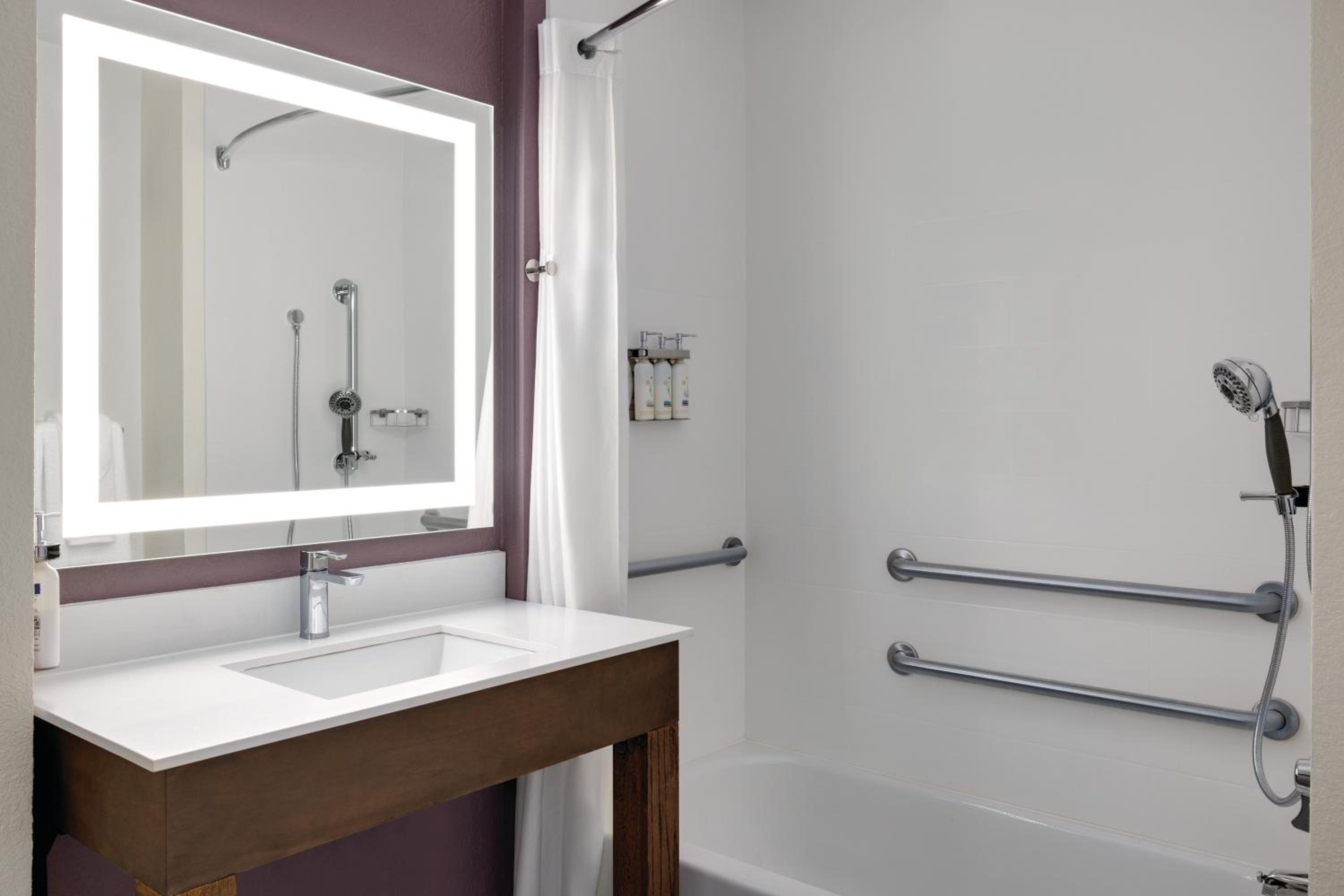 Queen Room with Mobility/Hearing Access - Non-Smoking - Photo 5