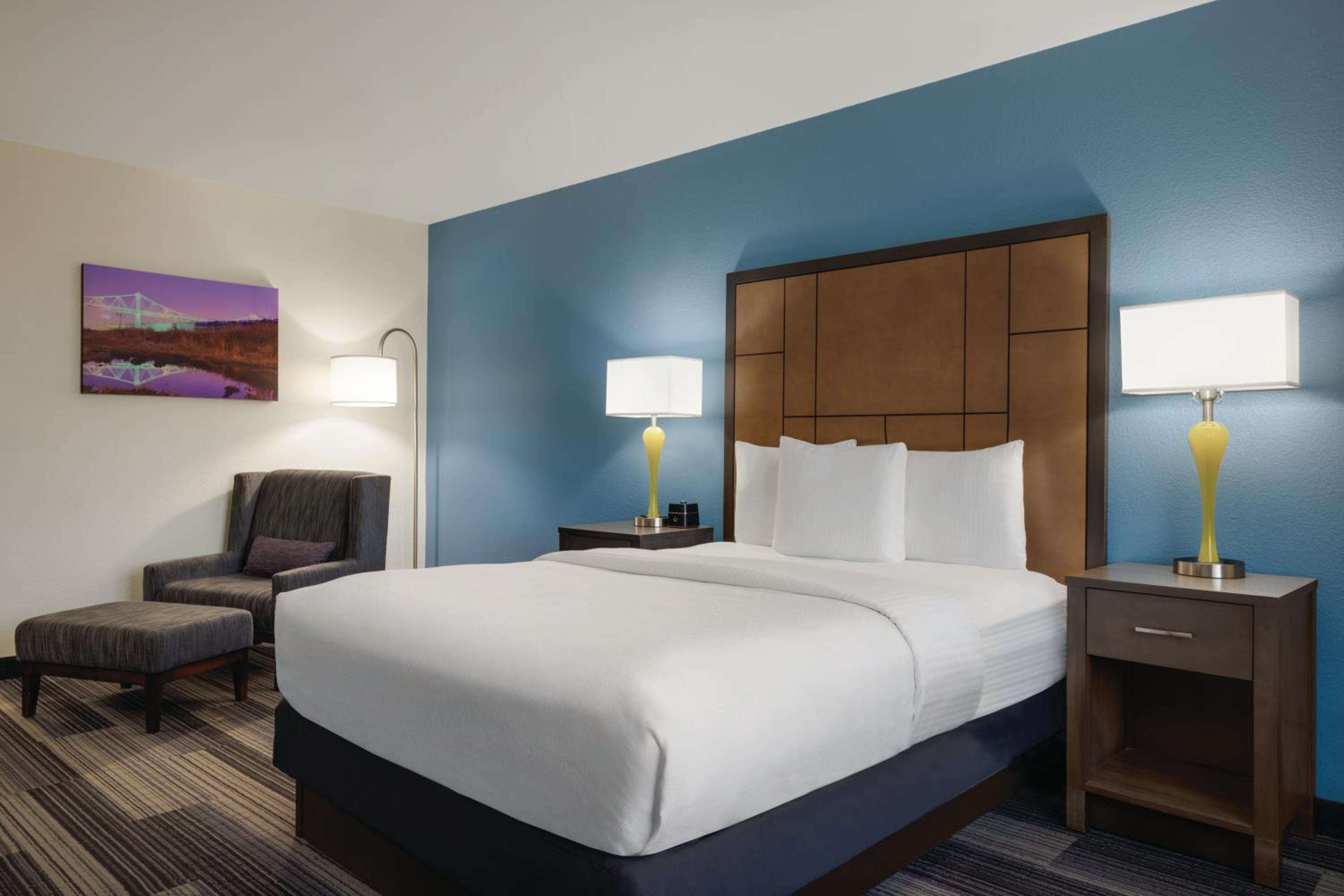 Queen Room with Mobility/Hearing Access - Non-Smoking - Photo 2