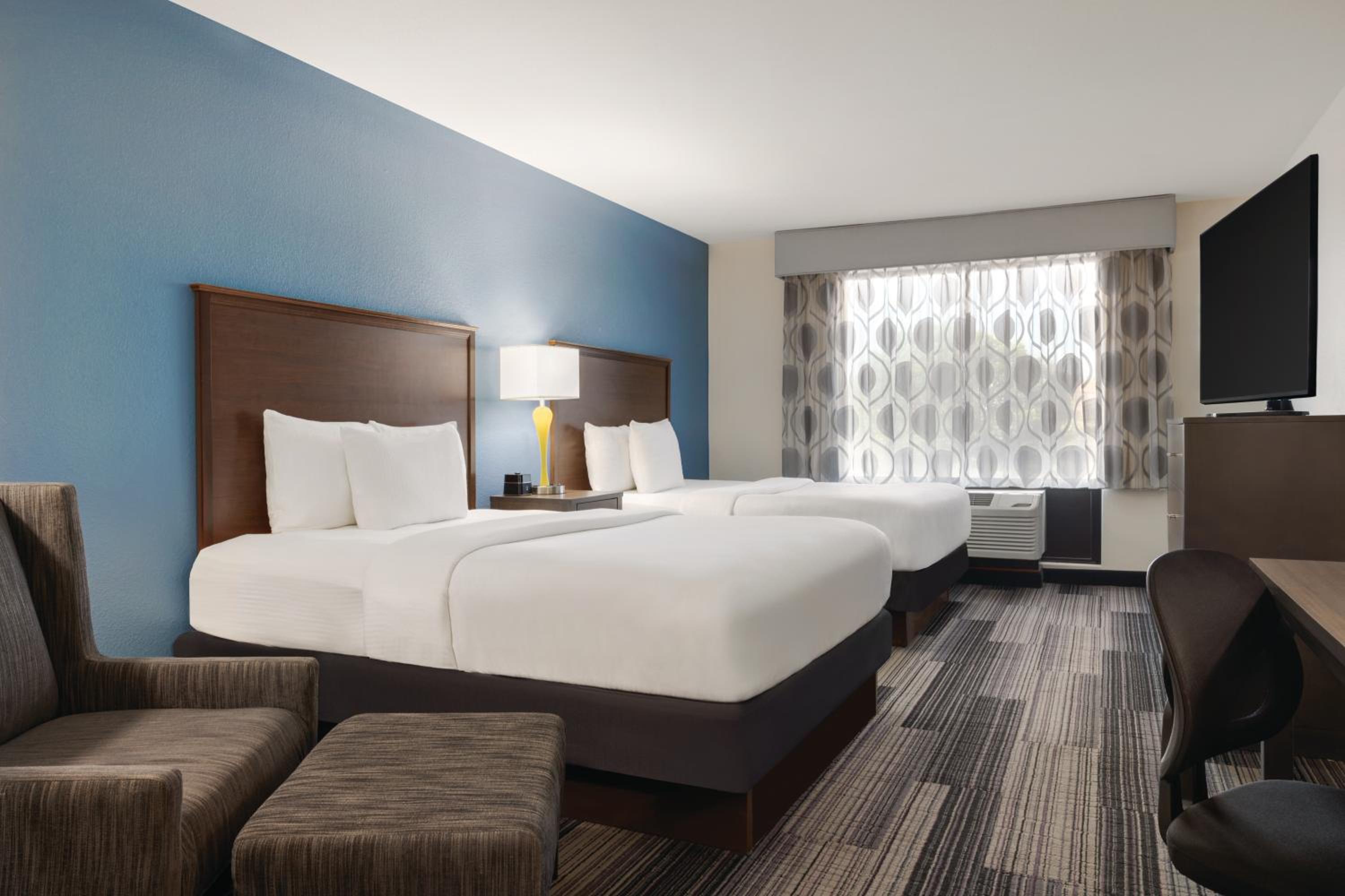 Queen Room with Two Queen Beds and Mobility/Hearing Access - Non-Smoking - Photo 2
