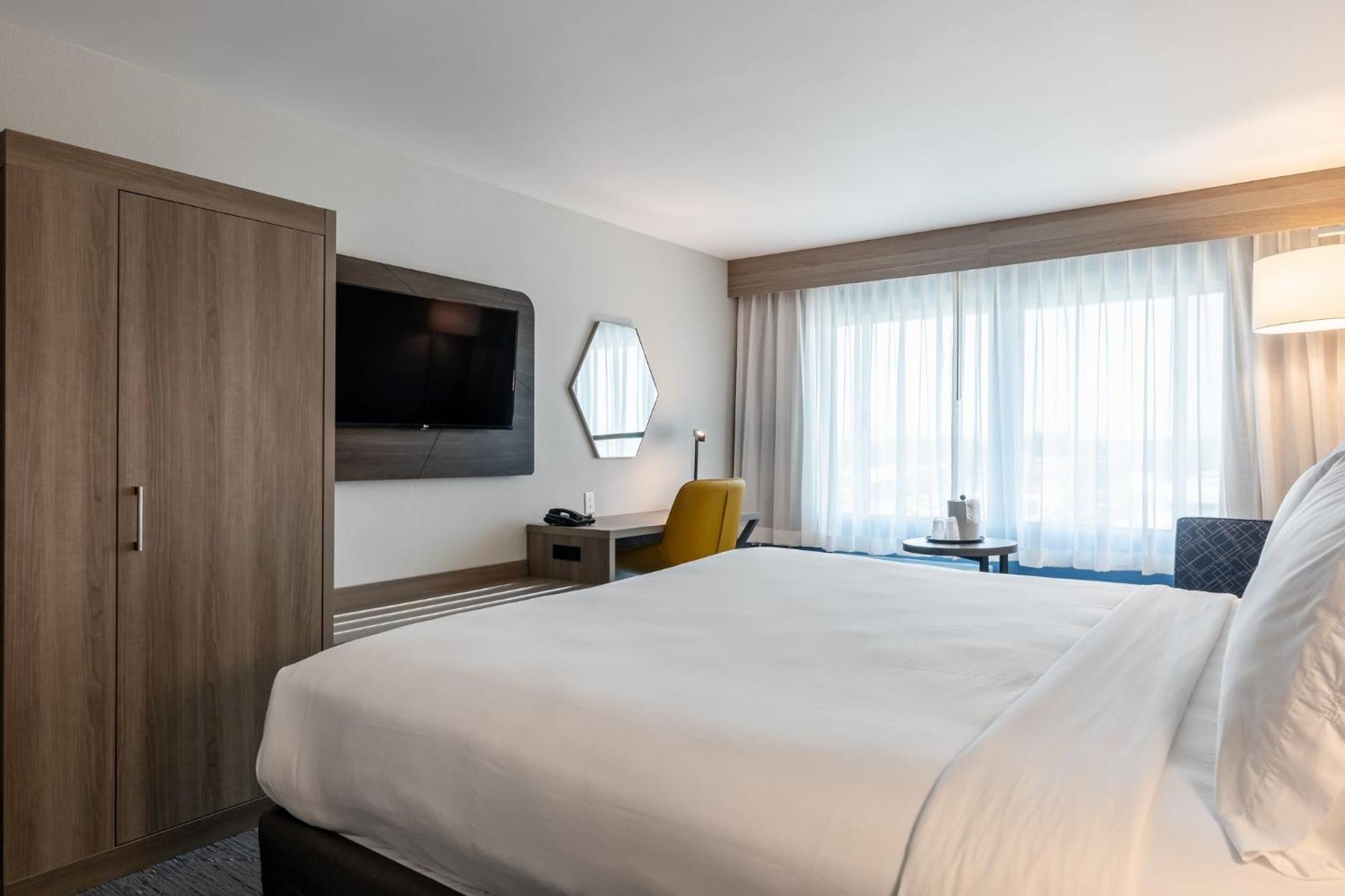 Standard King Room with Mobility Accessible Roll-In Shower photo 3
