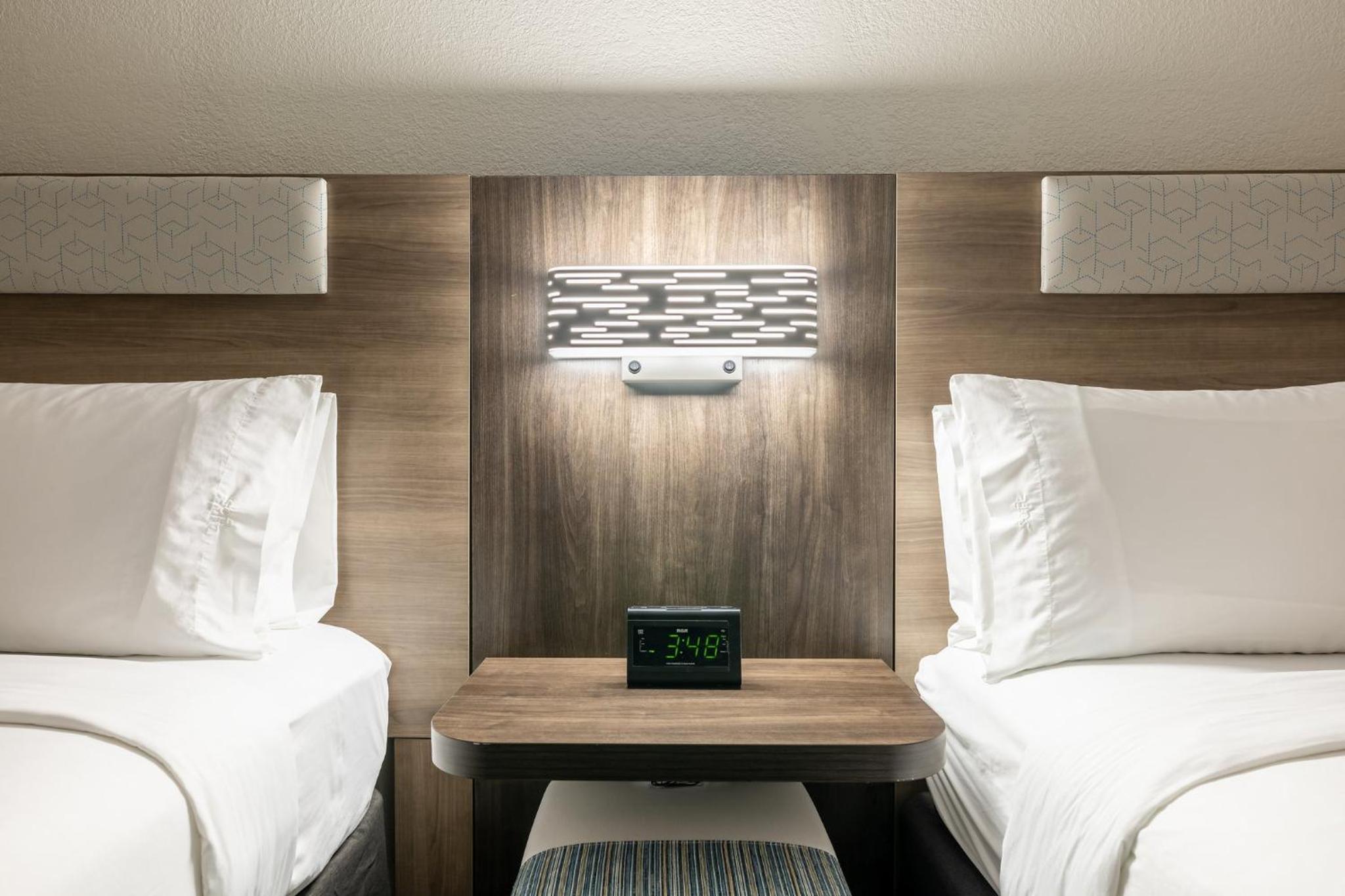 Standard Room with Two Queen Beds photo 3