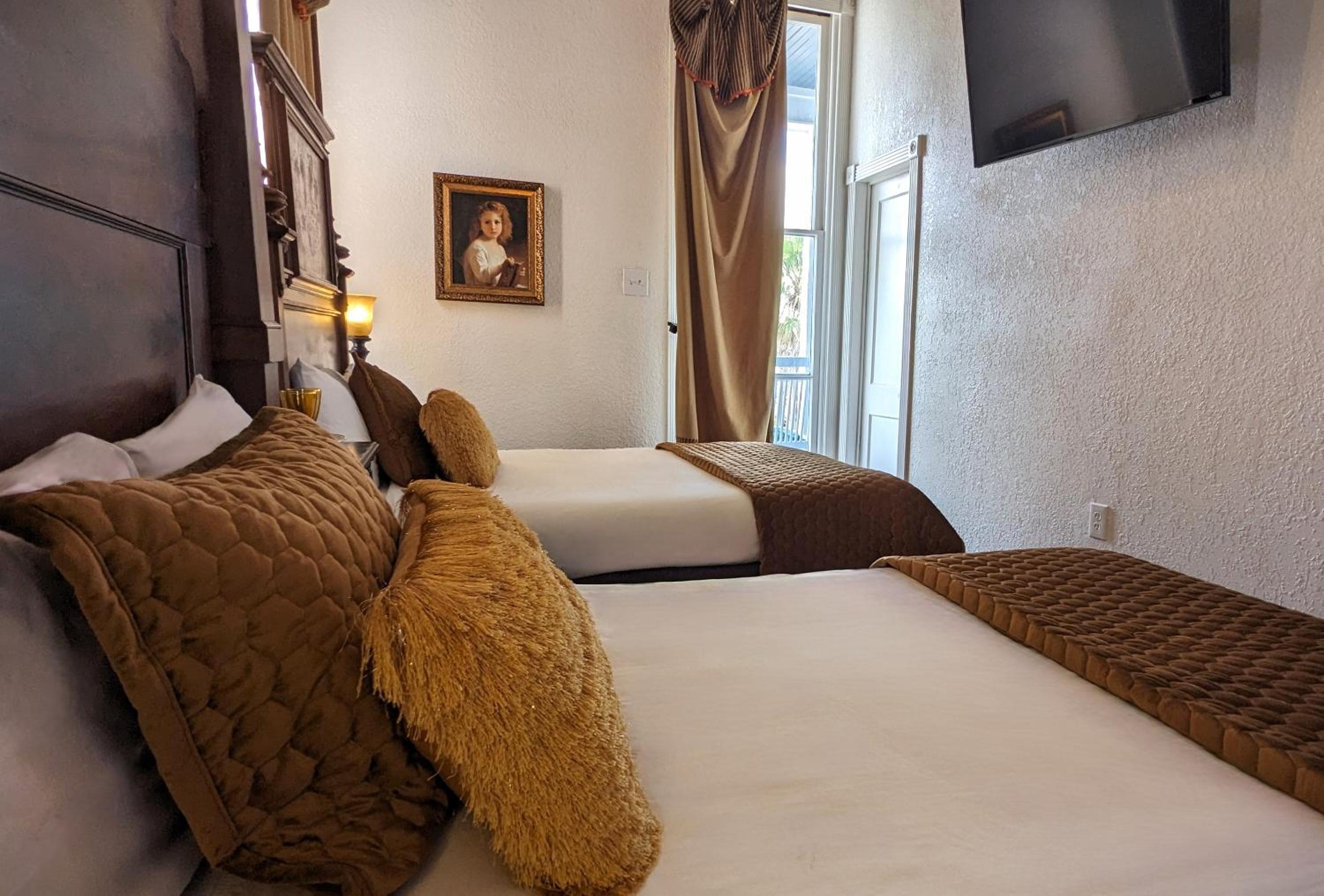 Quadruple Room with Balcony - Photo 8
