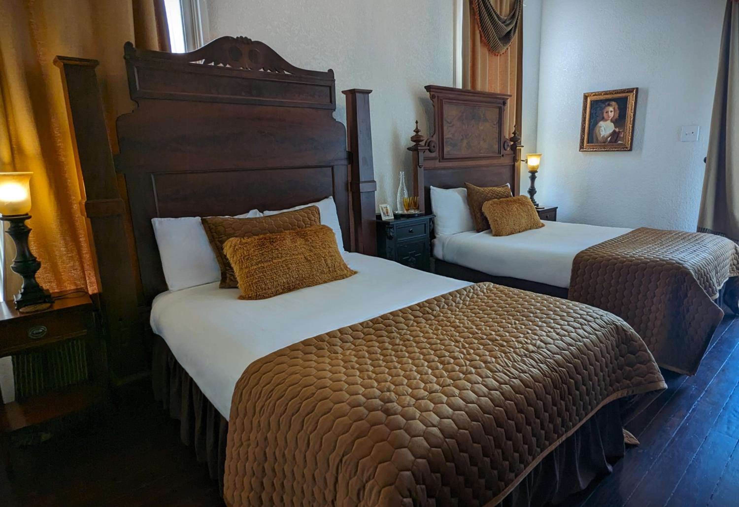 Quadruple Room with Balcony - Photo 10