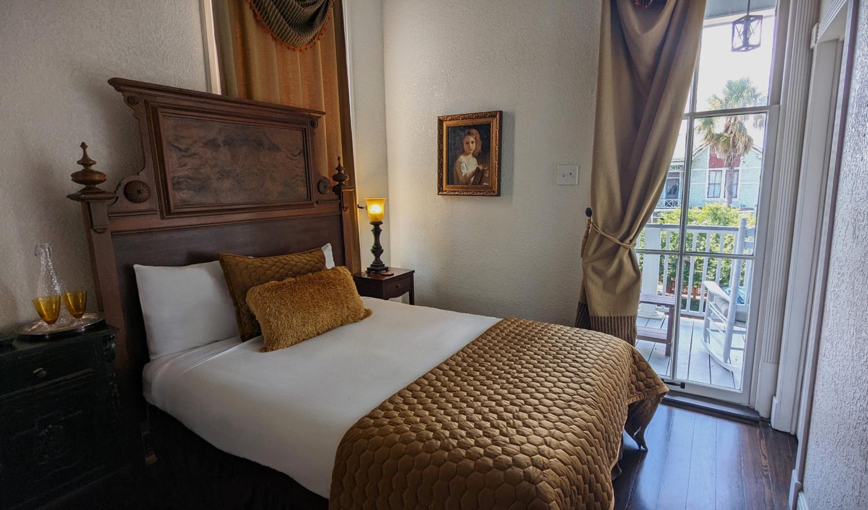 Quadruple Room with Balcony - Photo 9