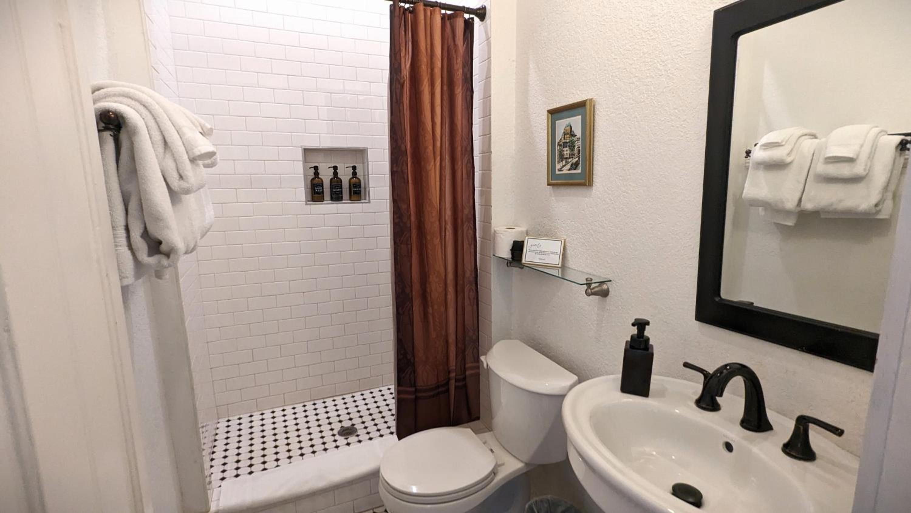 Quadruple Room with Balcony - Photo 2