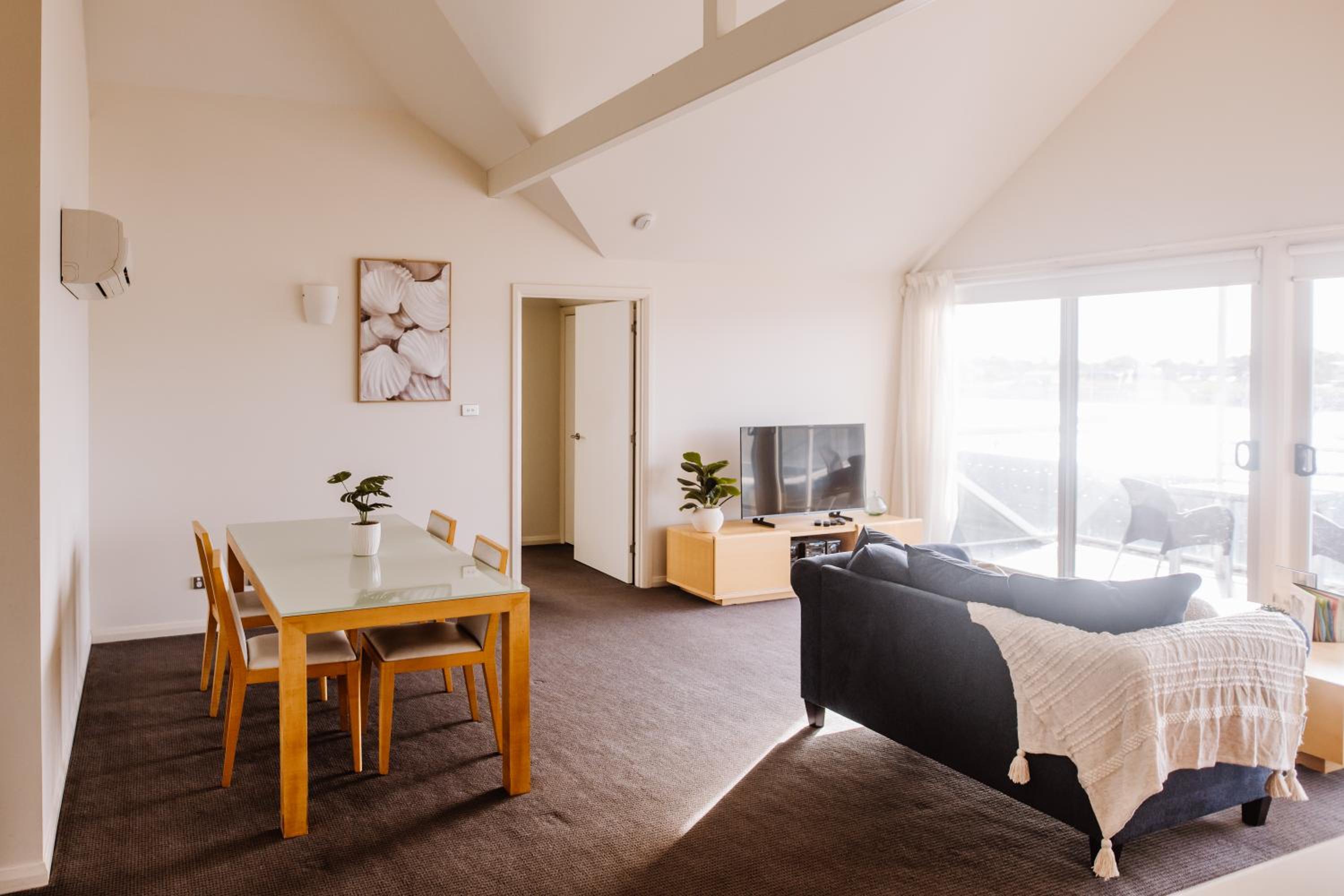 Deluxe Family Suite - Photo 10