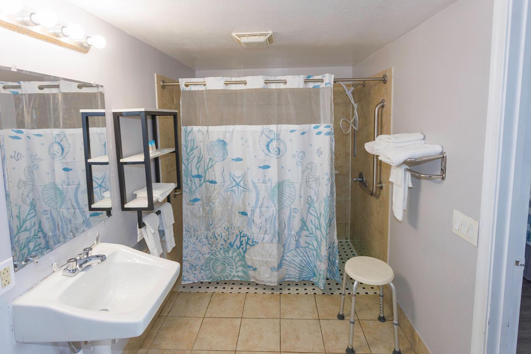 Double Room with Two Double Beds - Non-Smoking - Photo 6