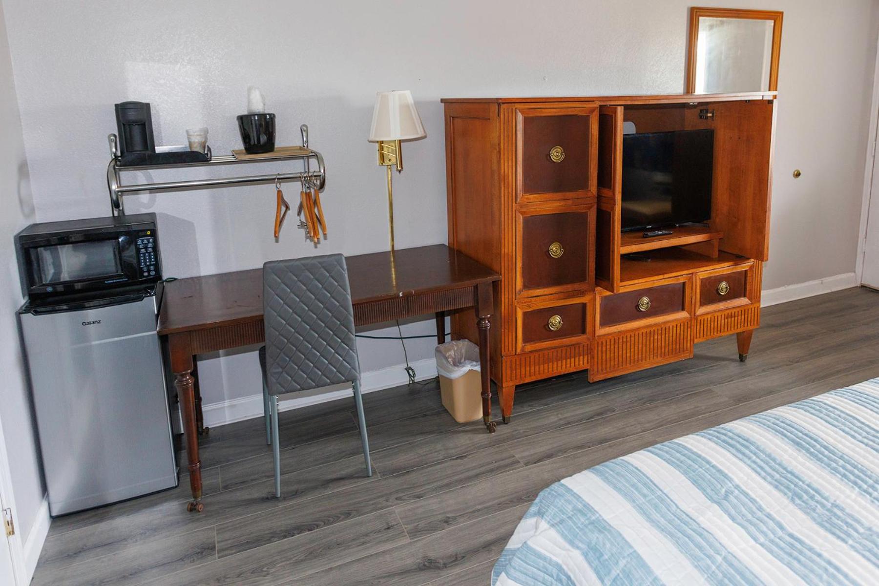 King Room - Non-Smoking - Photo 13