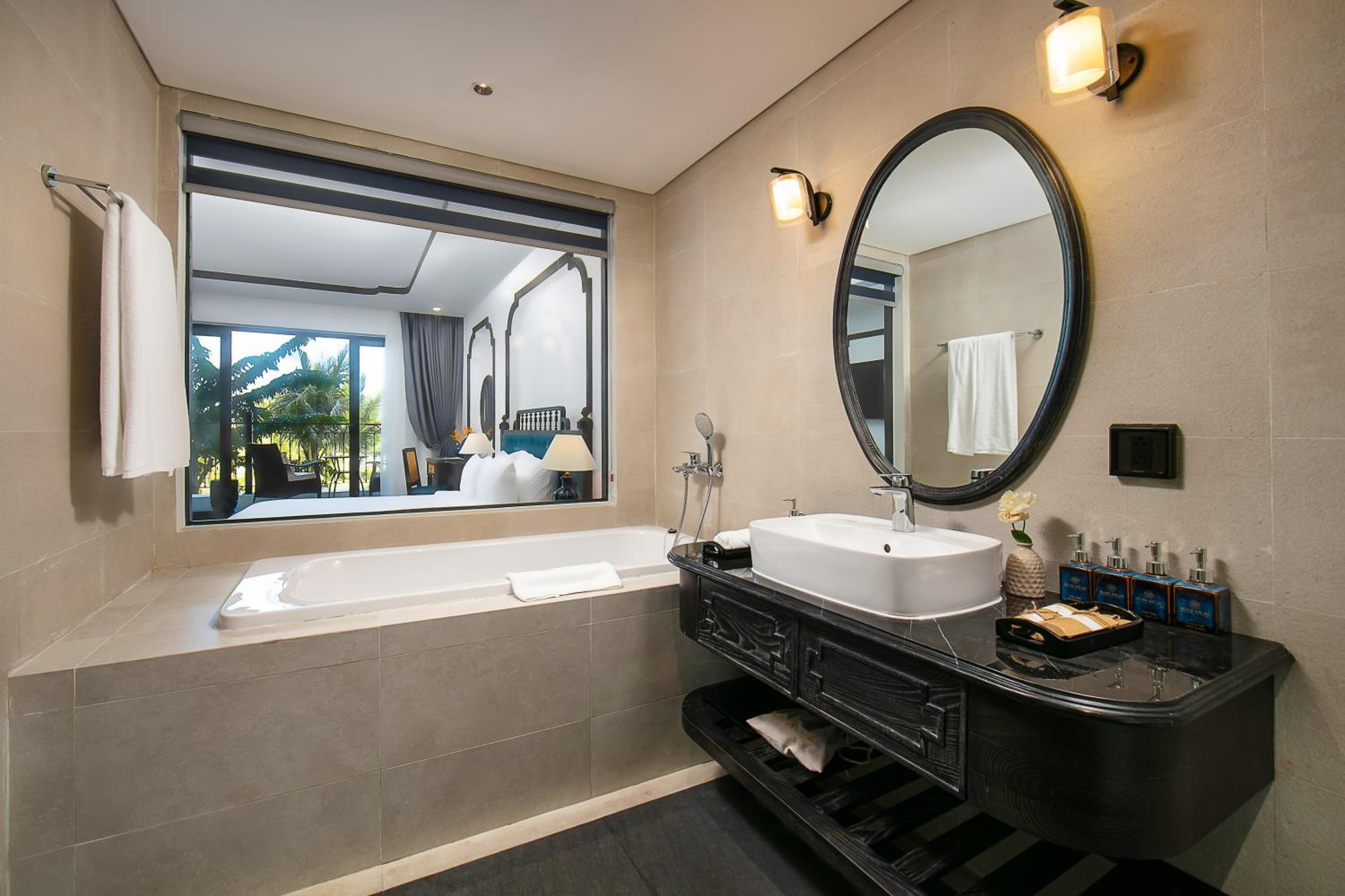 Deluxe King Room - Photo 7
