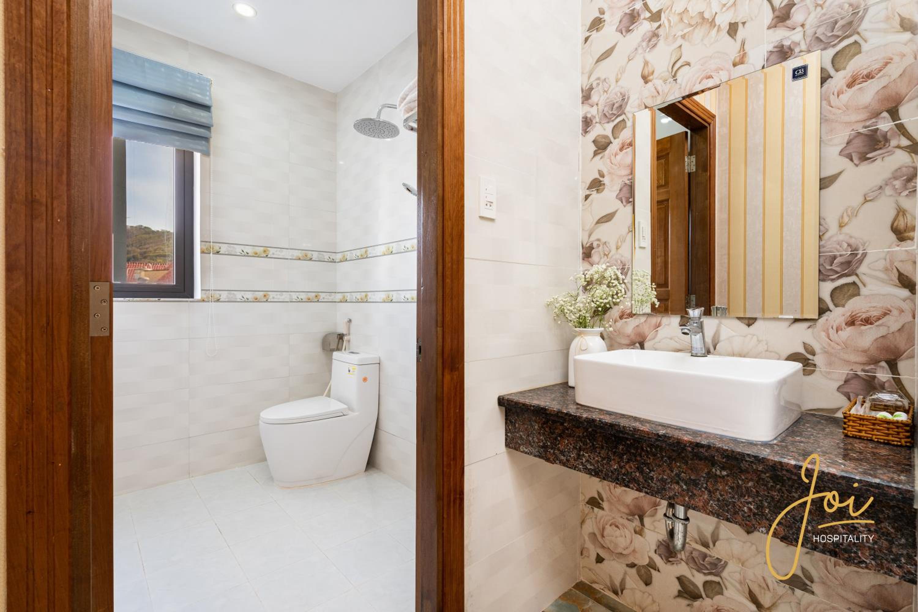 Deluxe Double Room with Balcony - Photo 4
