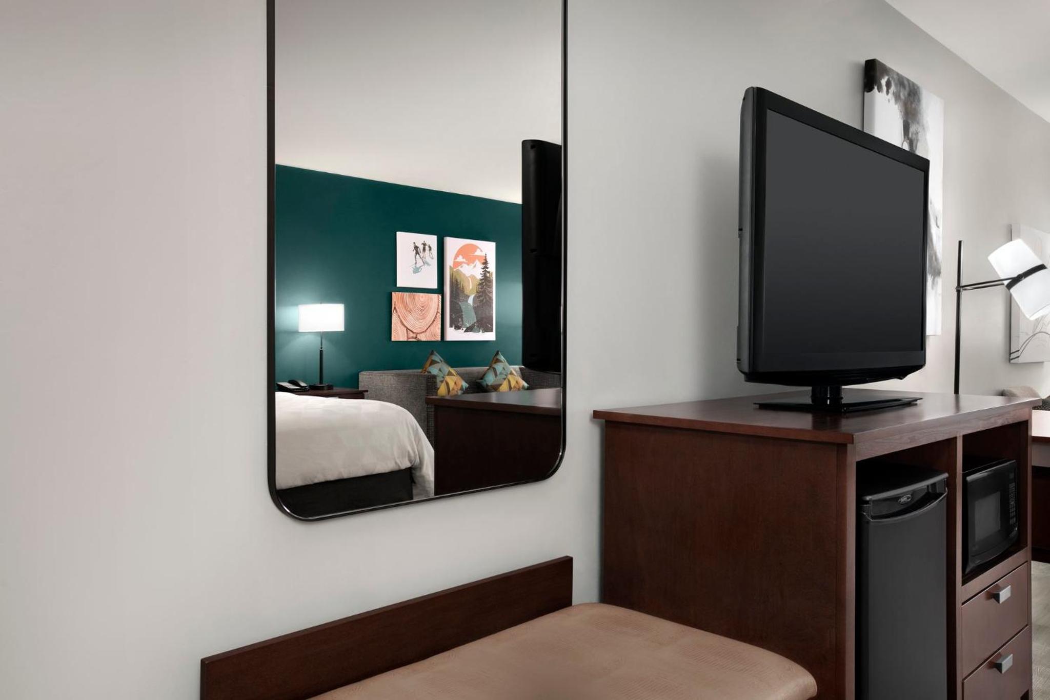 Standard Queen Room with Two Queen Beds and Fireplace photo 2
