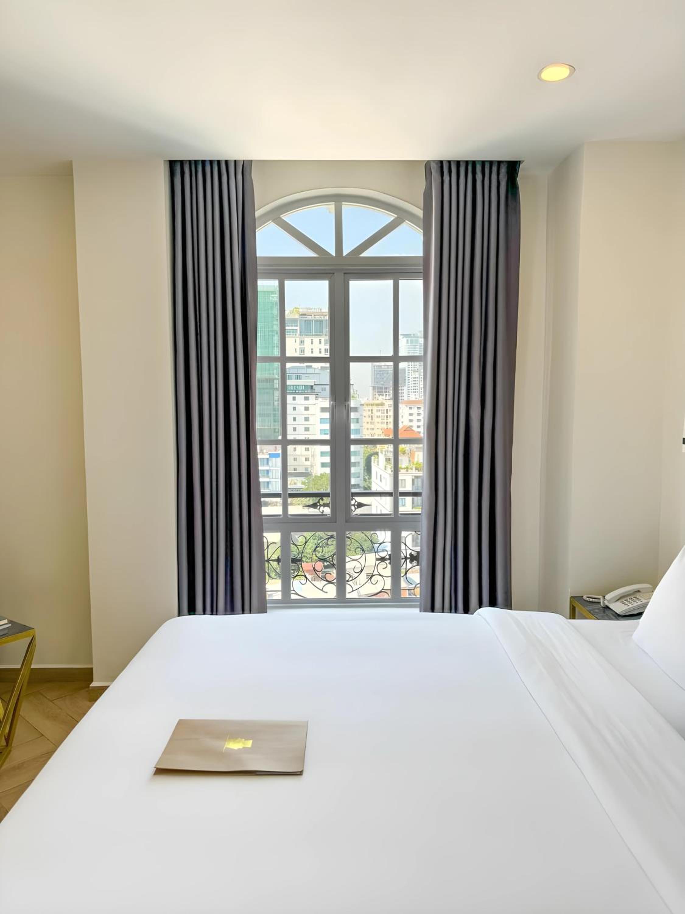 Luxury Suite - Photo 13