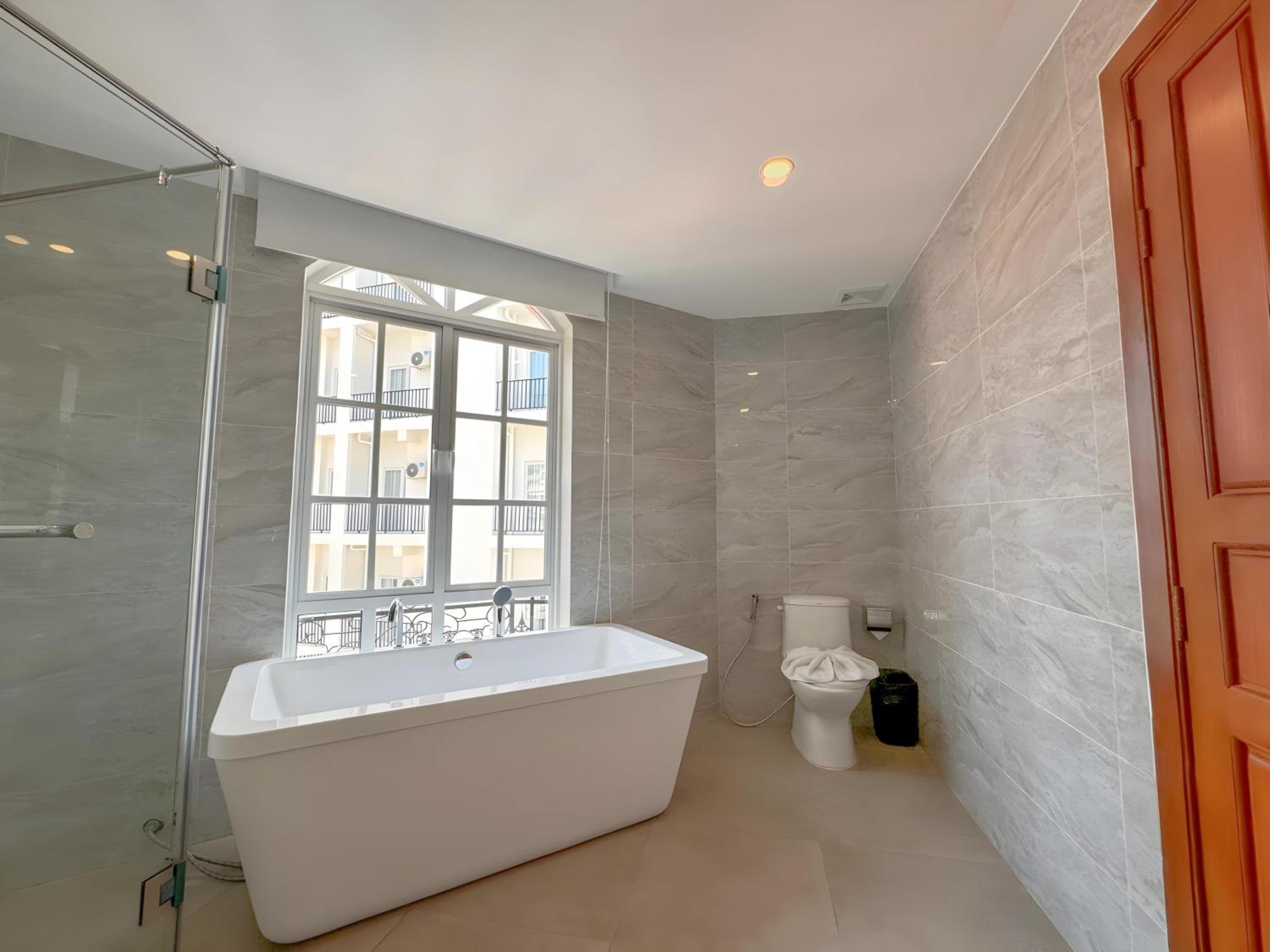 Luxury Suite - Photo 9
