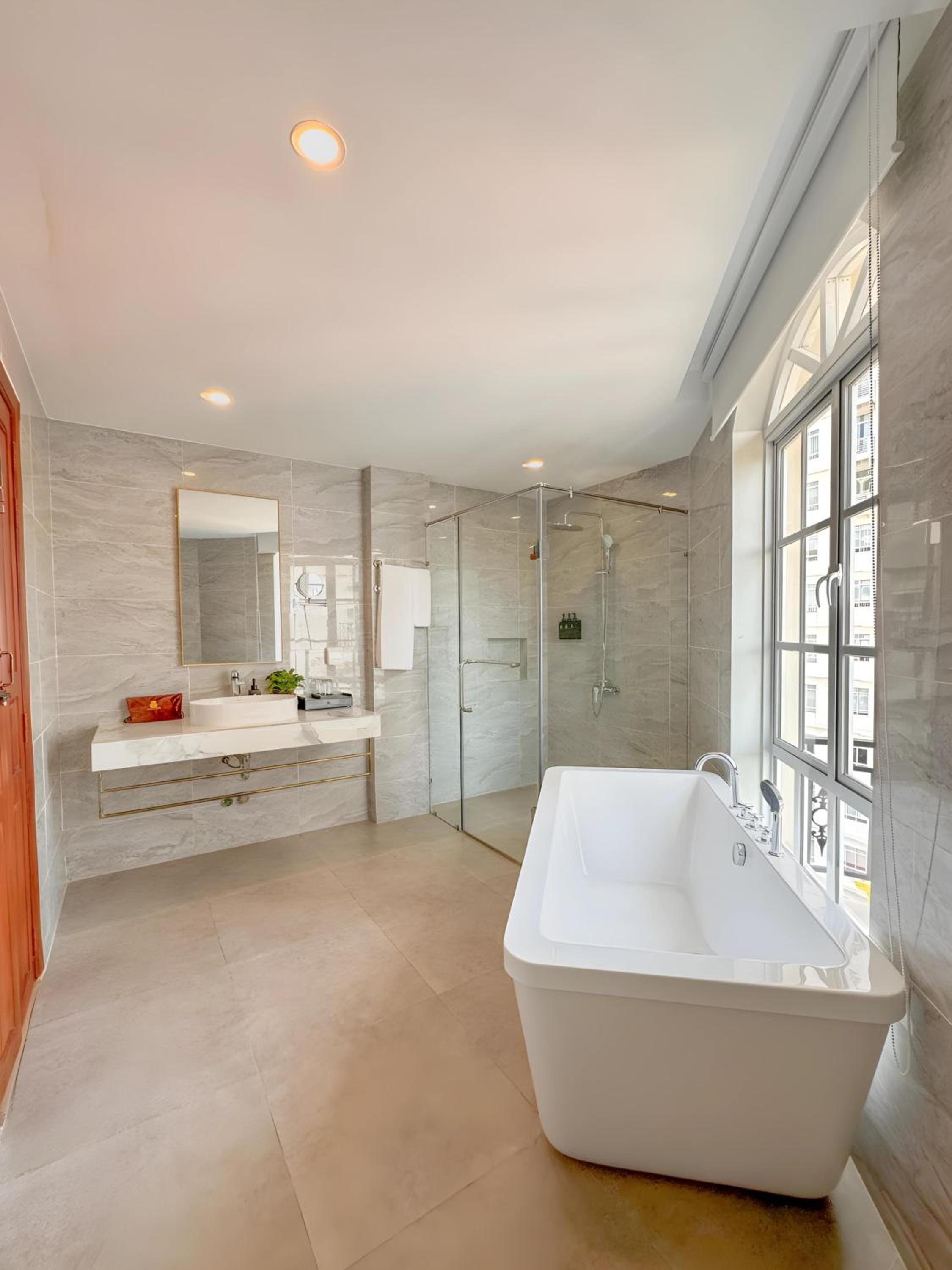Luxury Suite - Photo 6