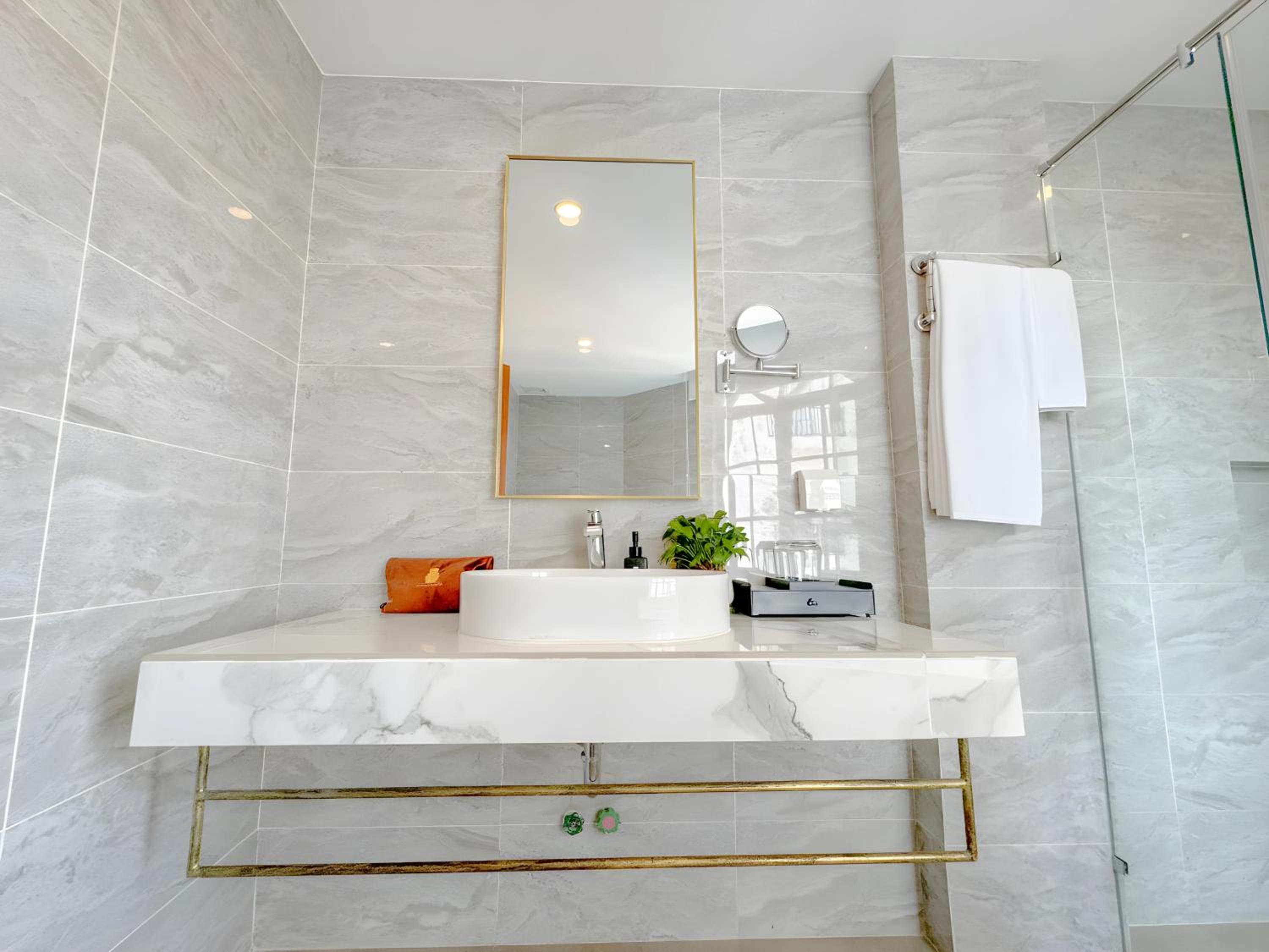 Luxury Suite - Photo 14