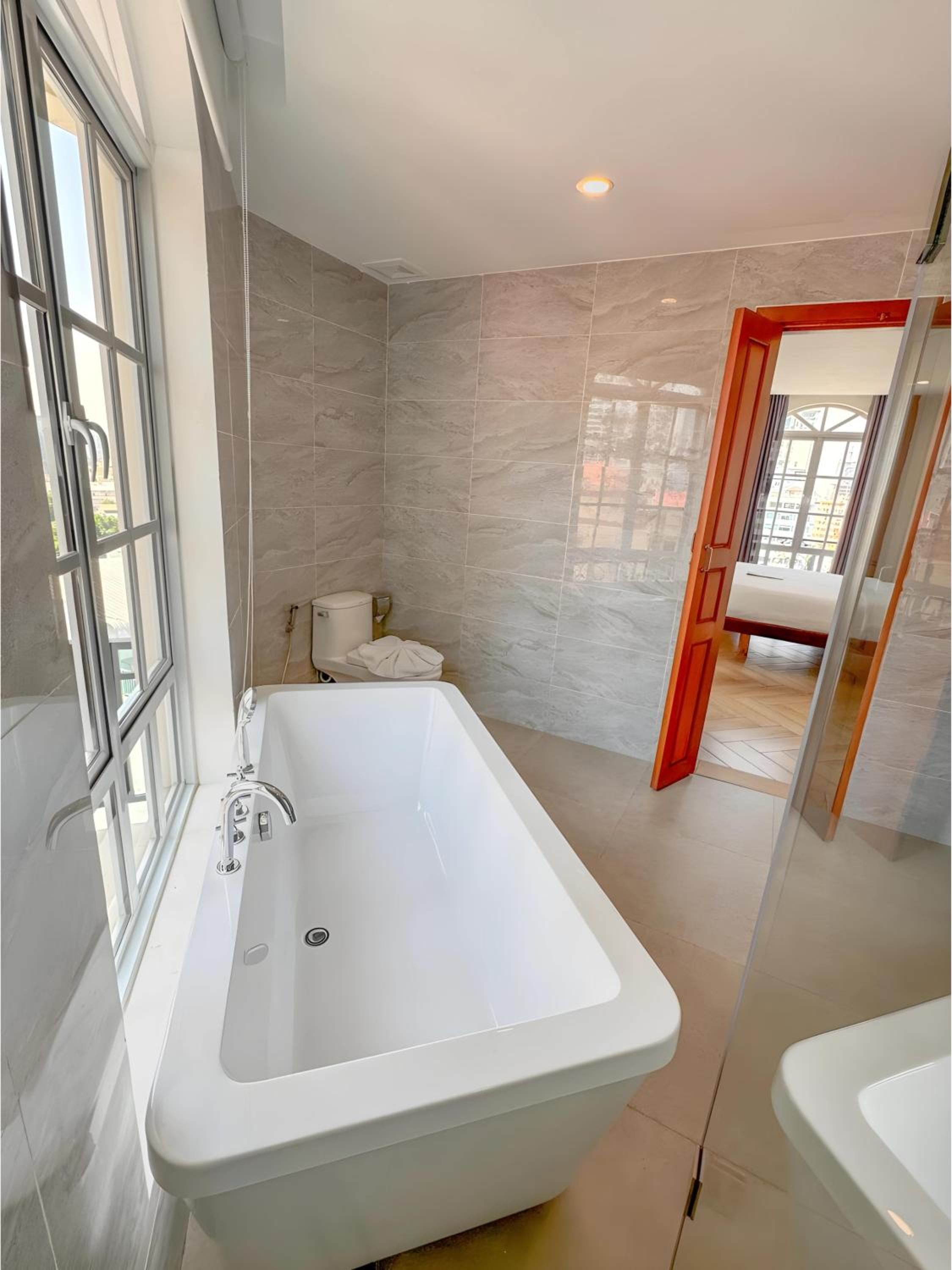 Luxury Suite - Photo 27