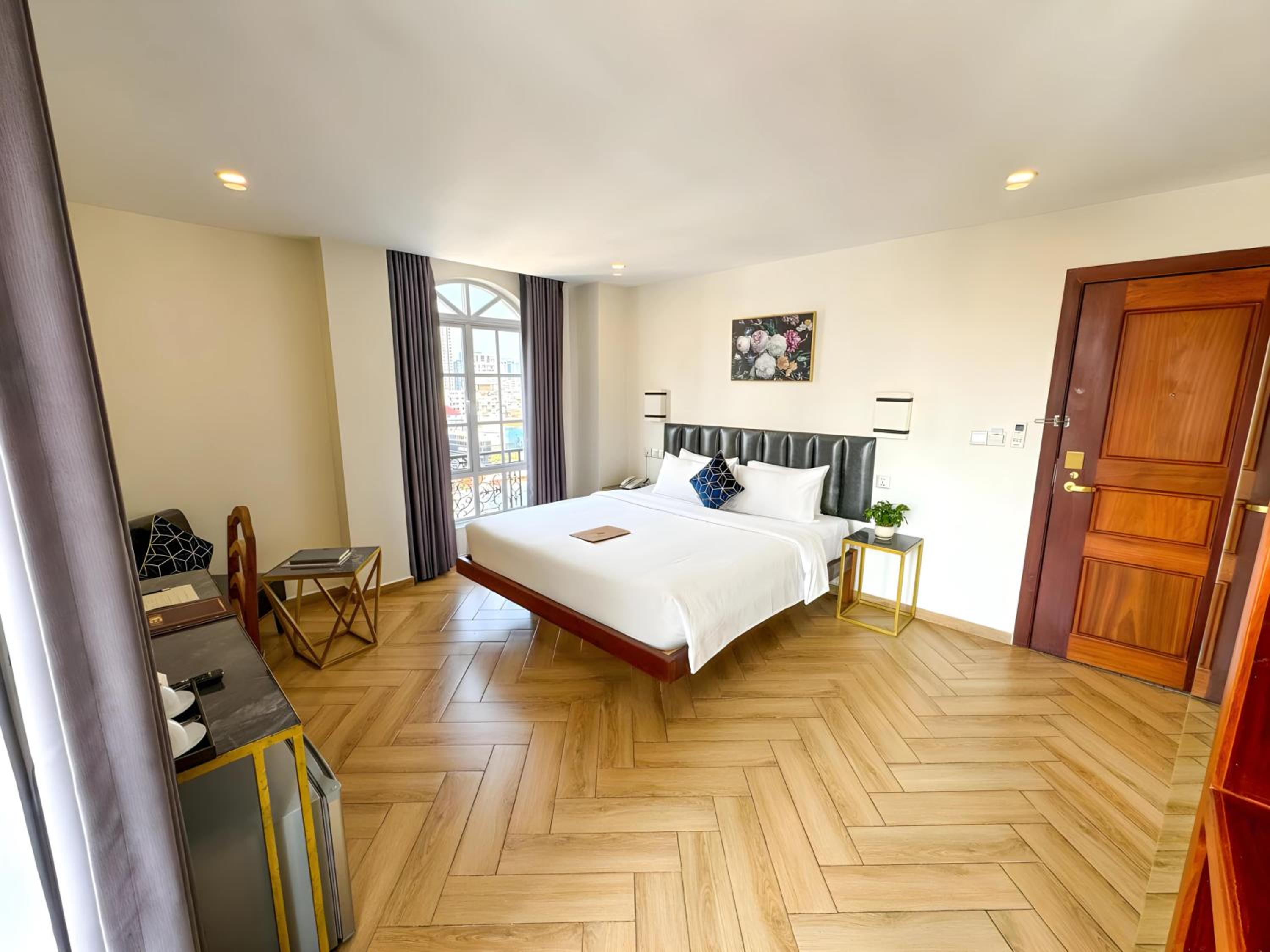Luxury Suite - Photo 26