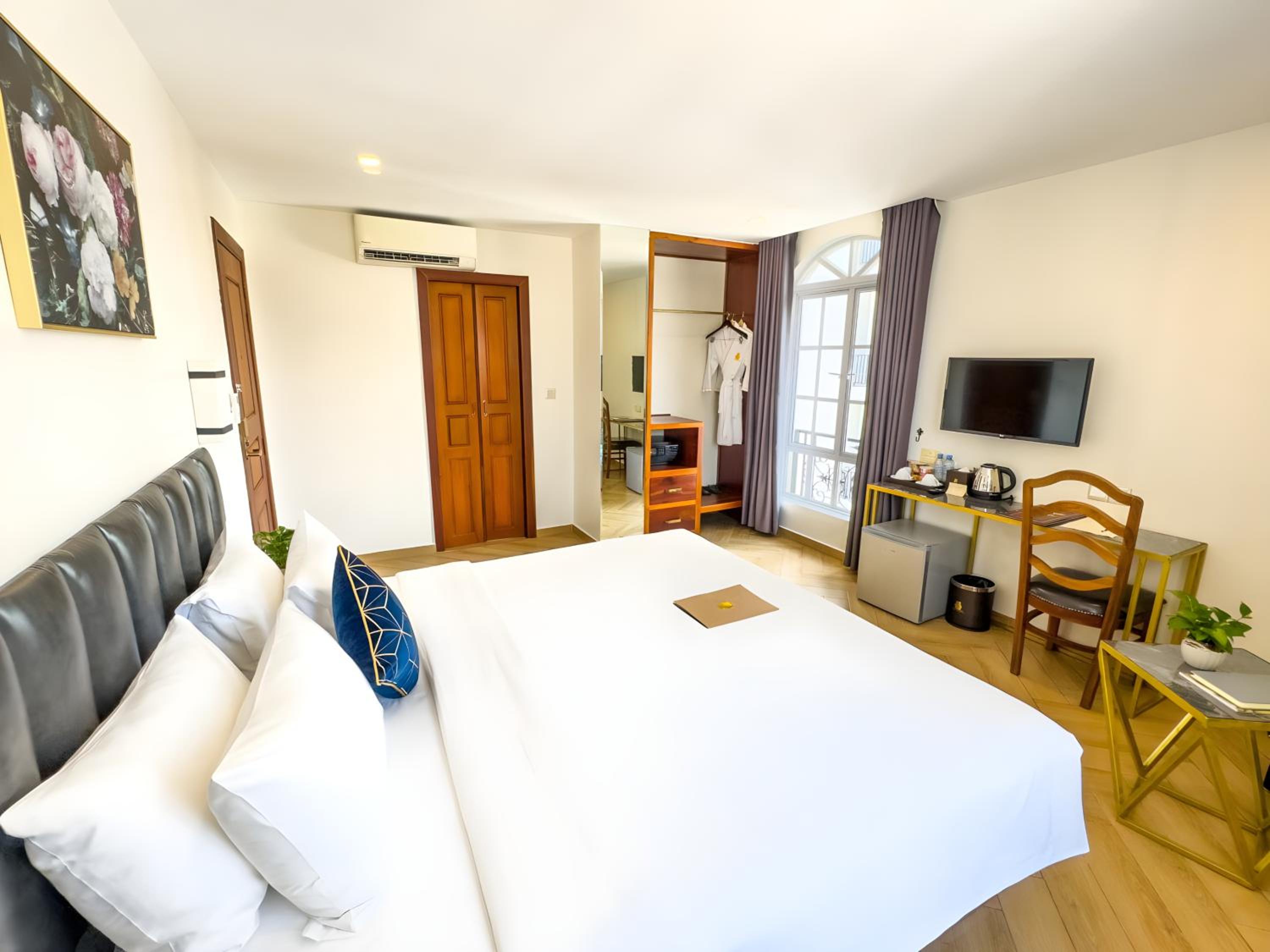 Luxury Suite - Photo 25