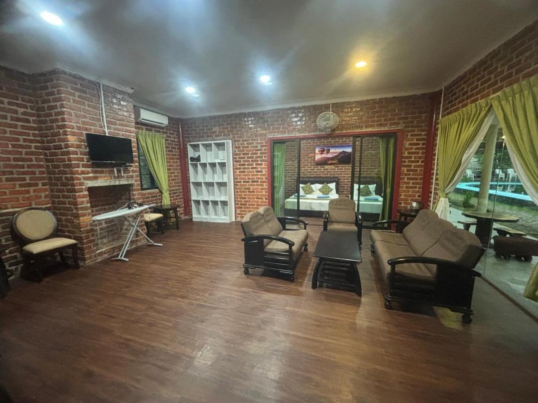 Family Room photo 3
