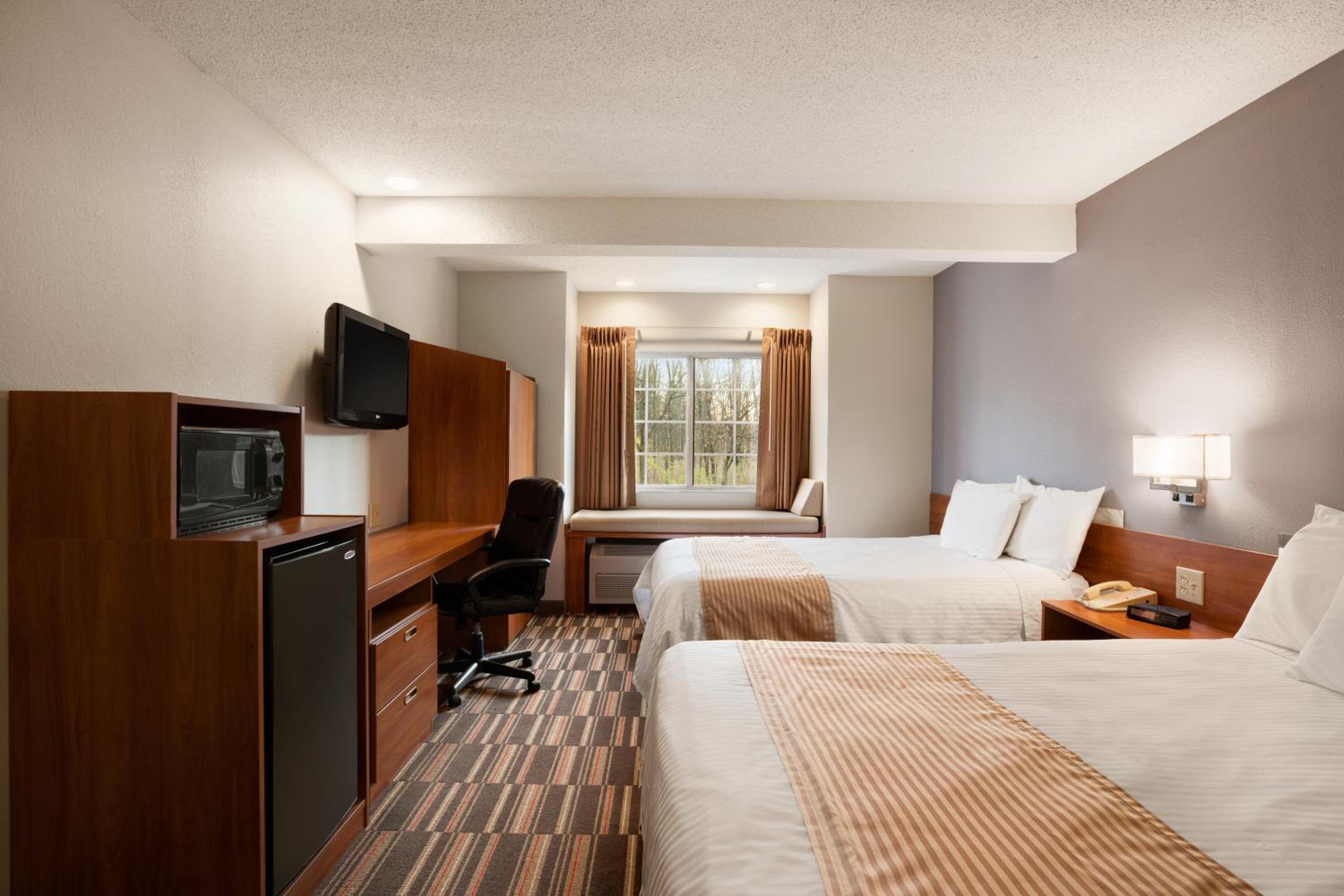 Queen Room with Two Queen Beds - Non-Smoking - Photo 4