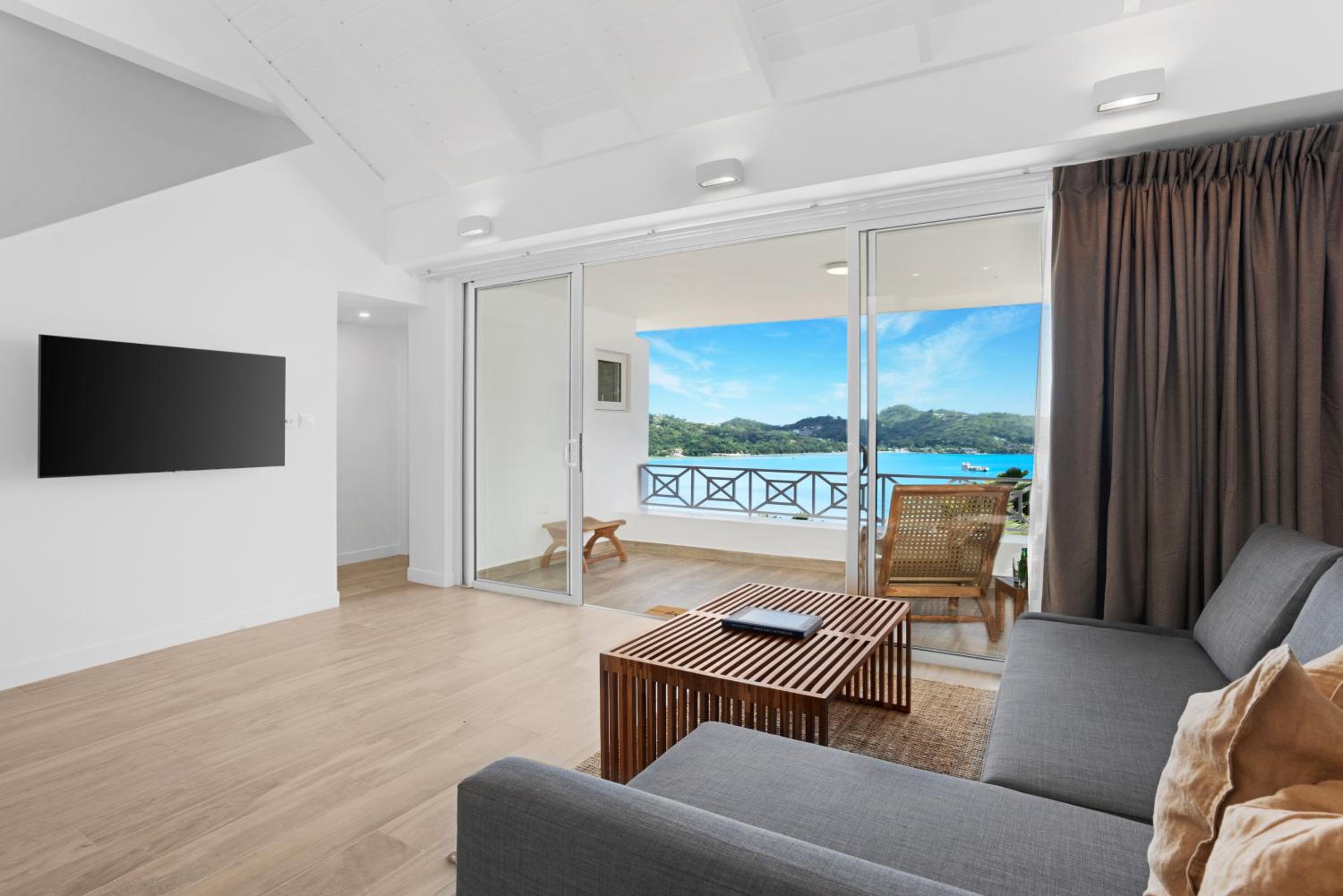 Deluxe One-Bedroom Apartment with Ocean View