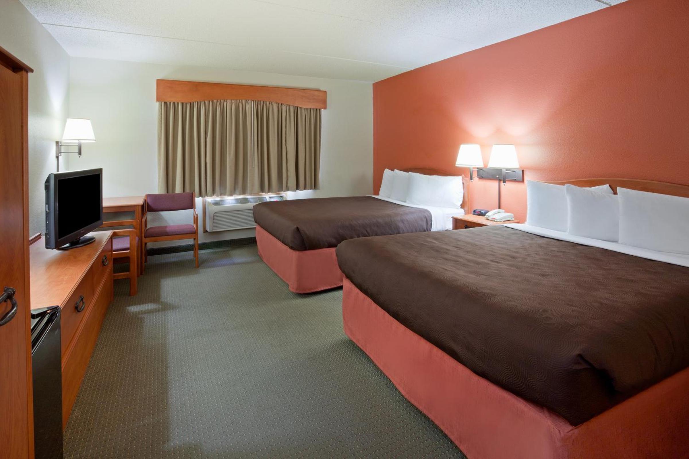 Queen Room with Two Queen Beds - Non-Smoking - Photo 1