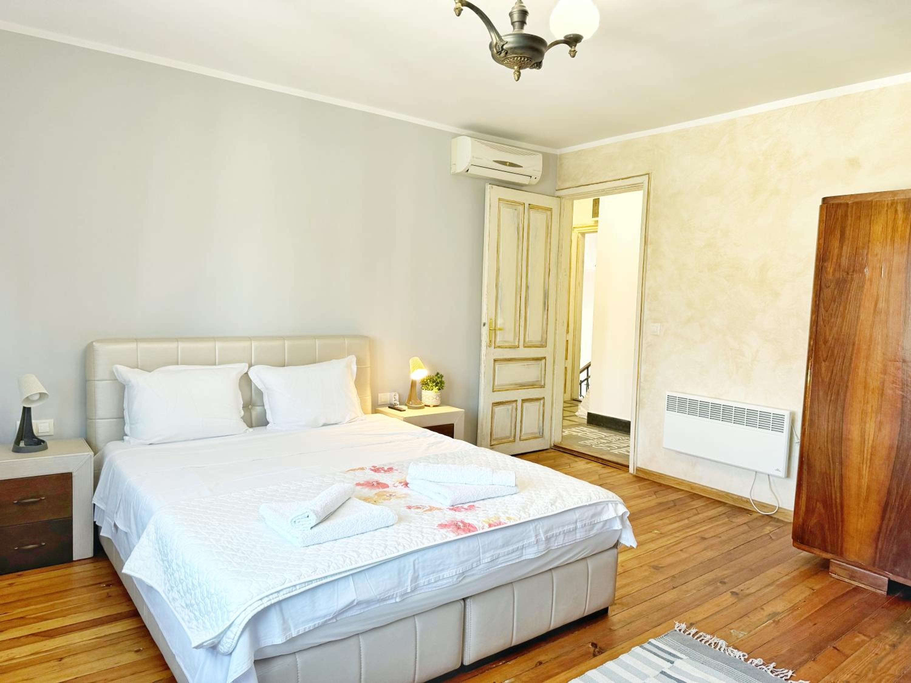 One-Bedroom Apartment photo 2