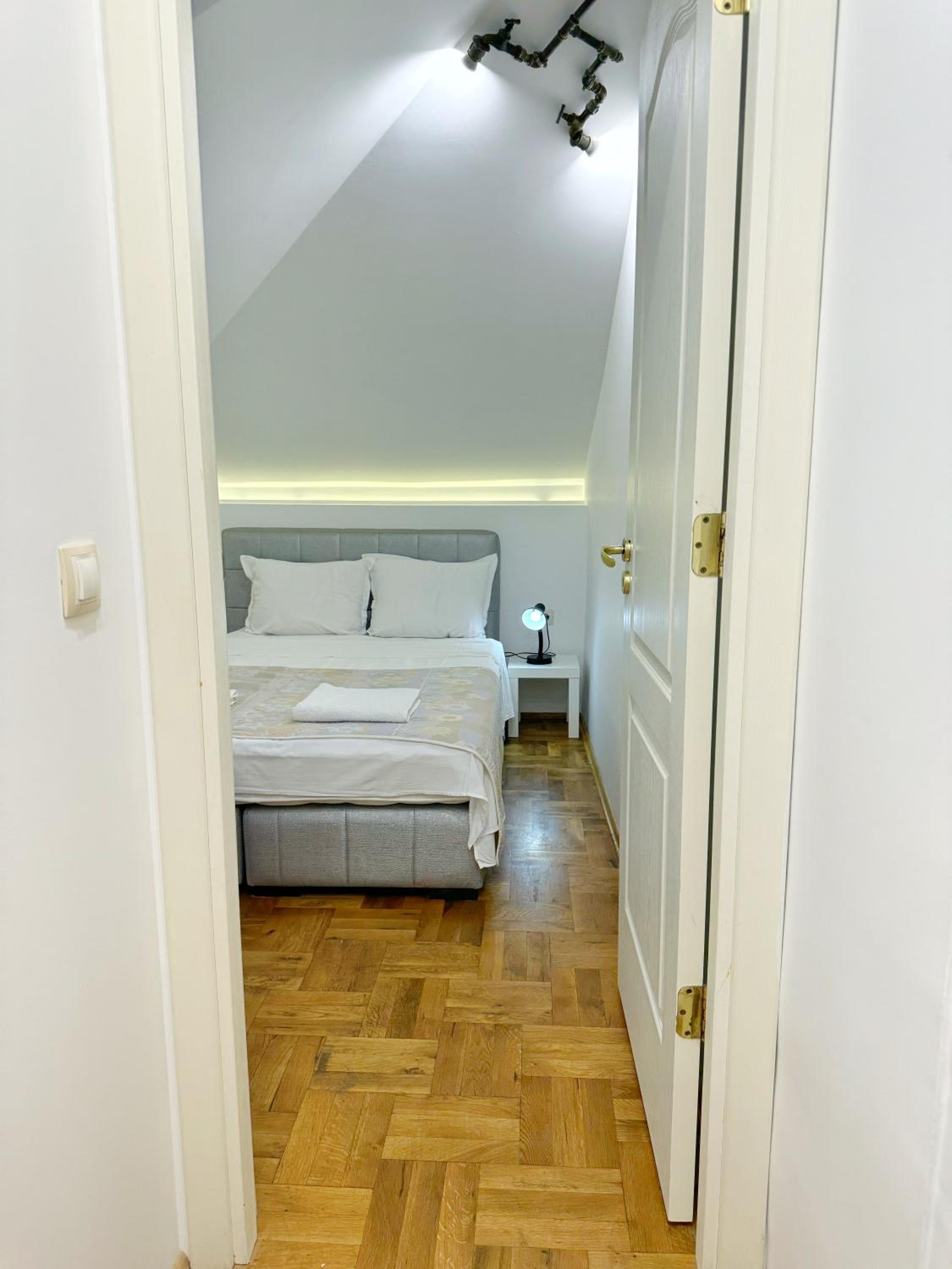 One-Bedroom Apartment photo 1