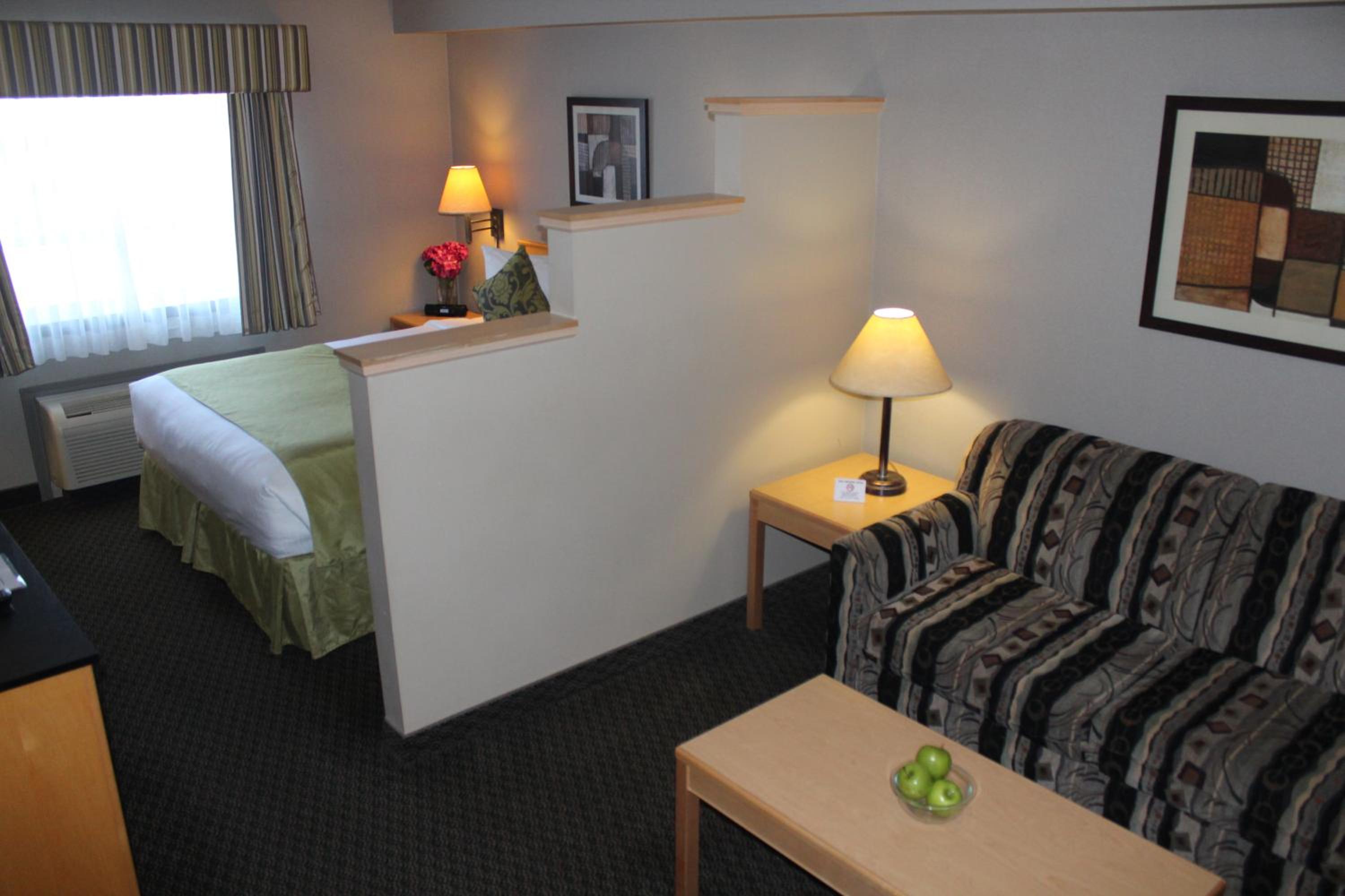Queen Suite with Kitchenette - Non-Smoking - Photo 5
