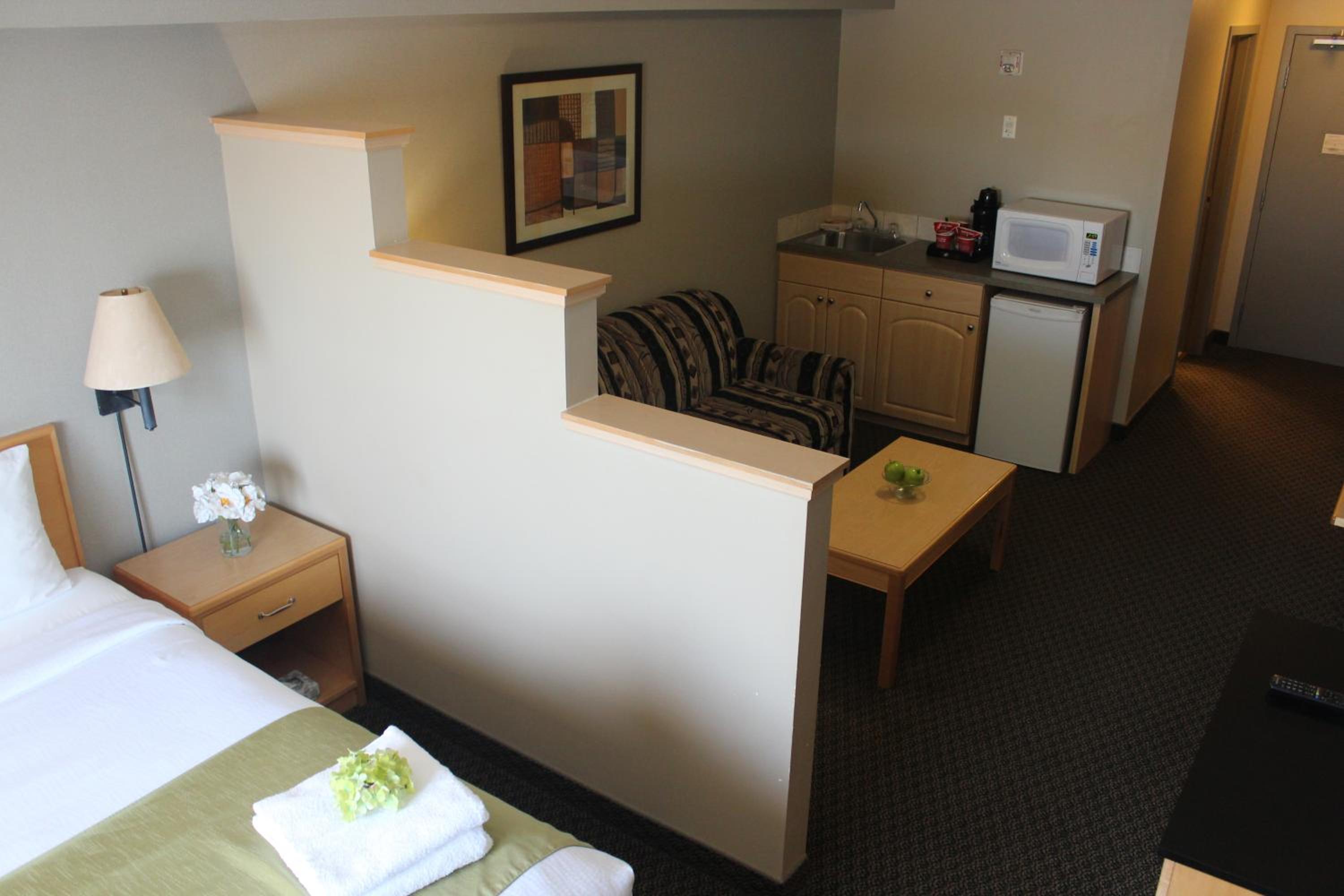 Queen Suite with Kitchenette - Non-Smoking - Photo 3