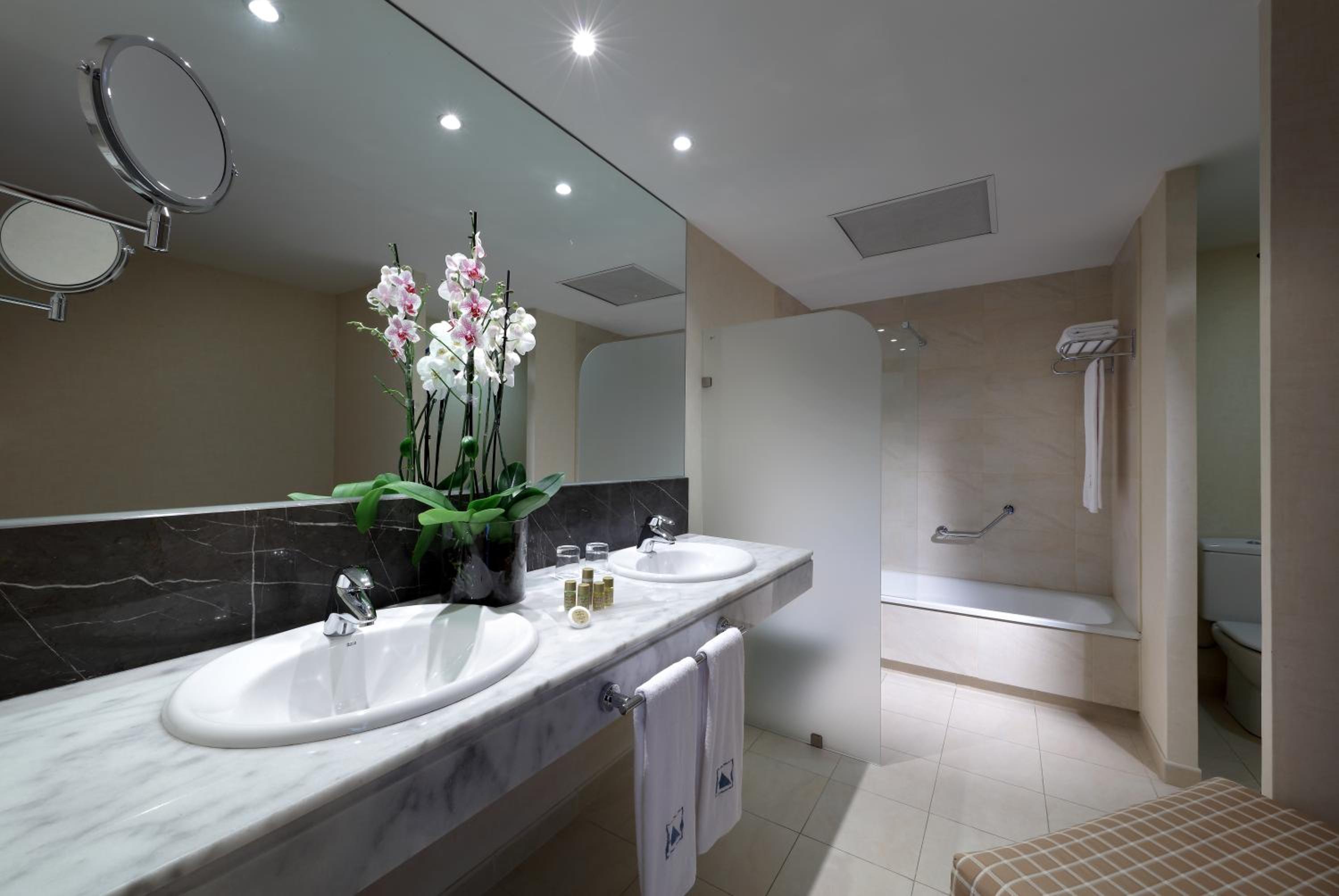 Double or Twin Room - Photo 2